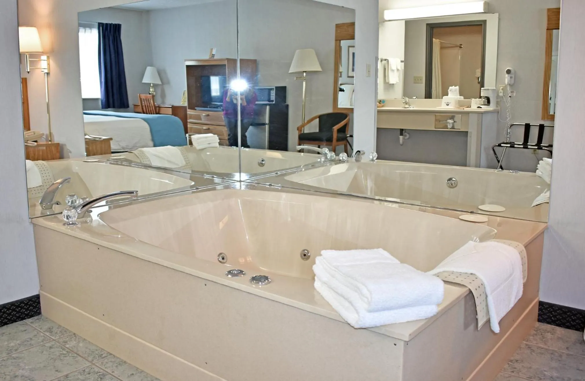 Bath in Americas Best Value Inn & Suites - Tahquamenon Country