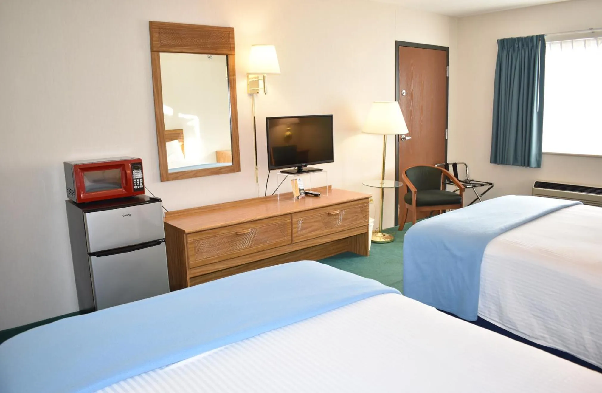 Bed in Americas Best Value Inn & Suites - Tahquamenon Country