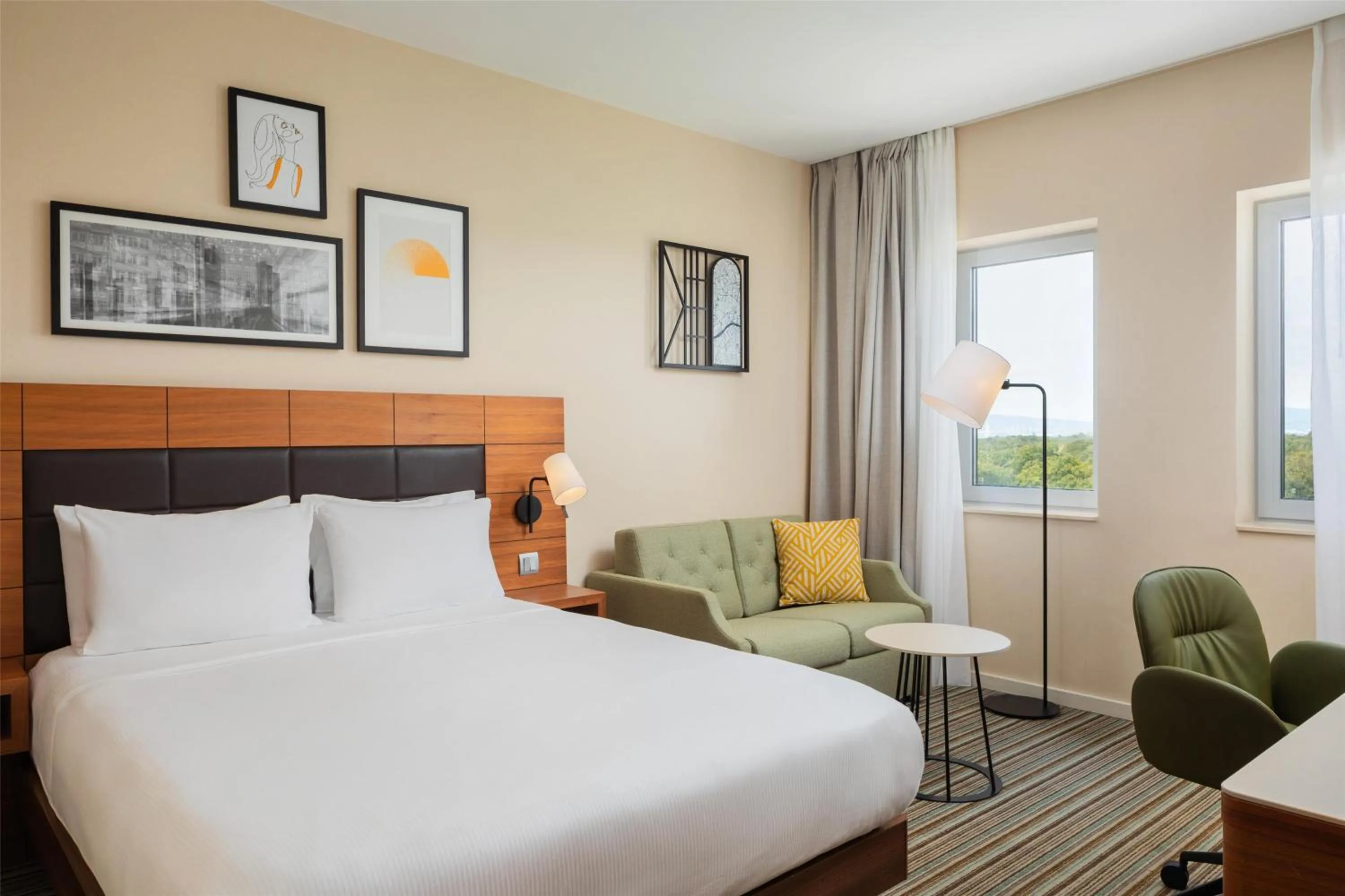 Living room, Bed in Hilton Garden Inn Frankfurt Airport