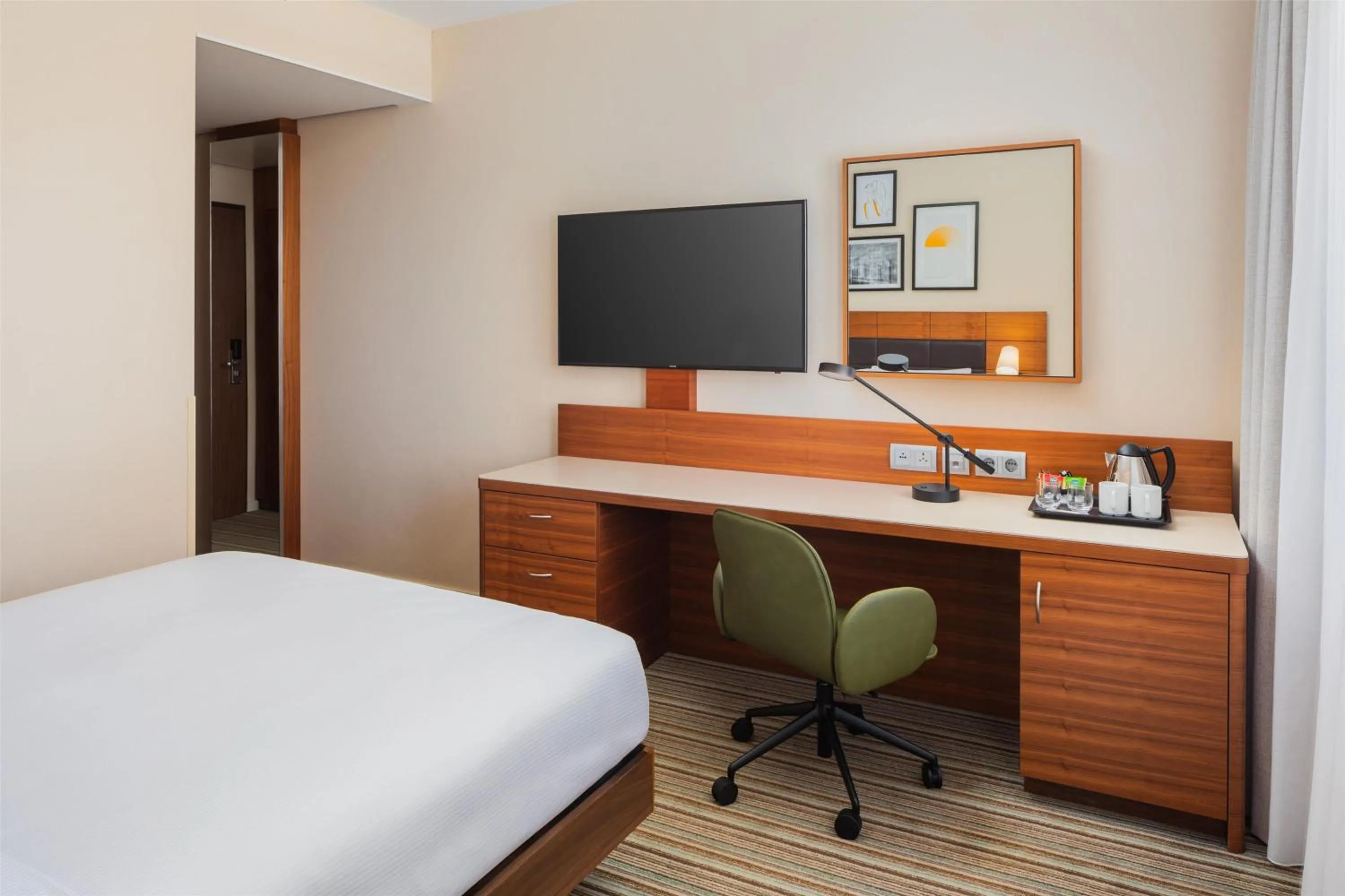 Bedroom, Bed in Hilton Garden Inn Frankfurt Airport