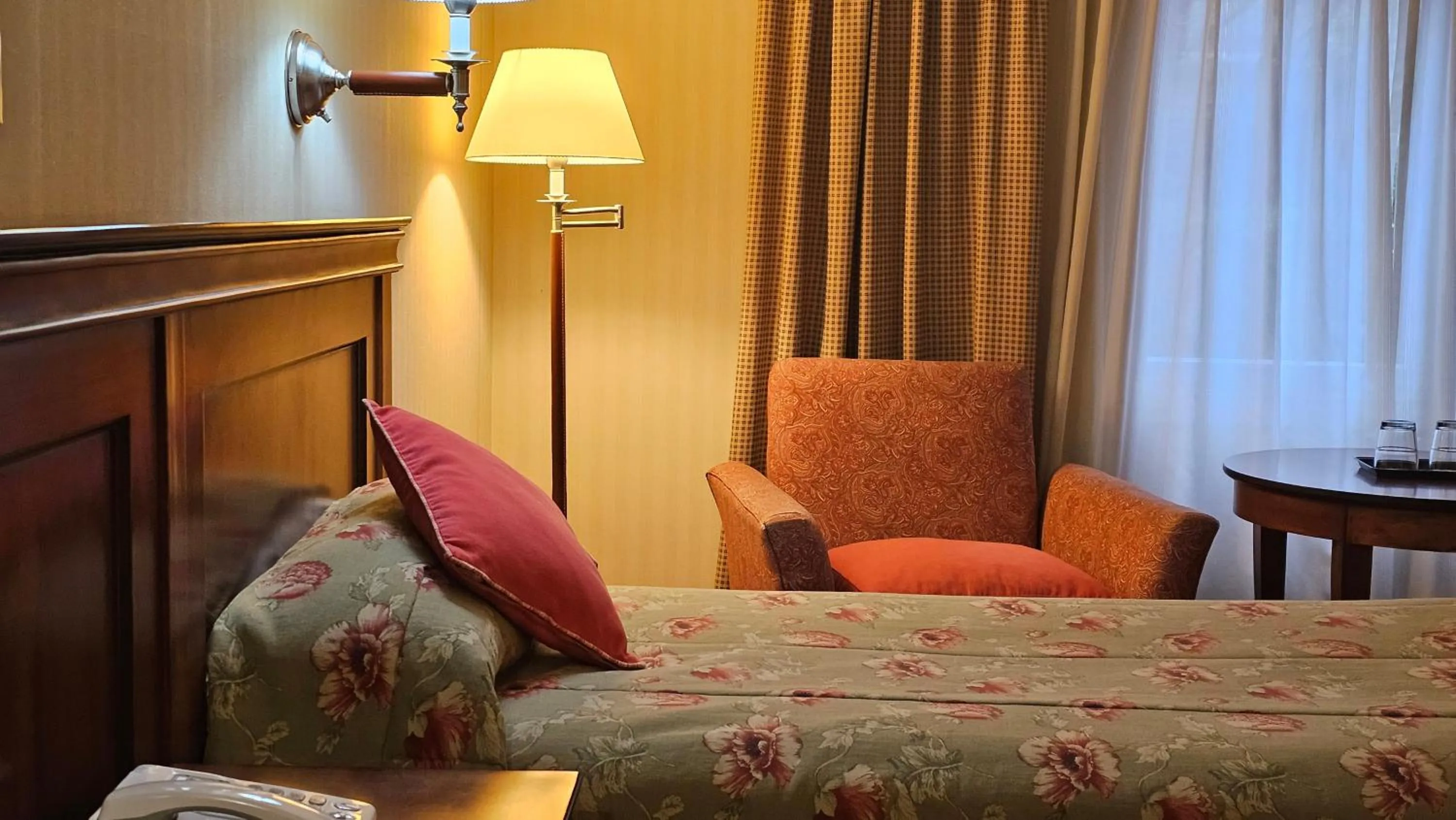 Bedroom, Bed in Hotel Quijote