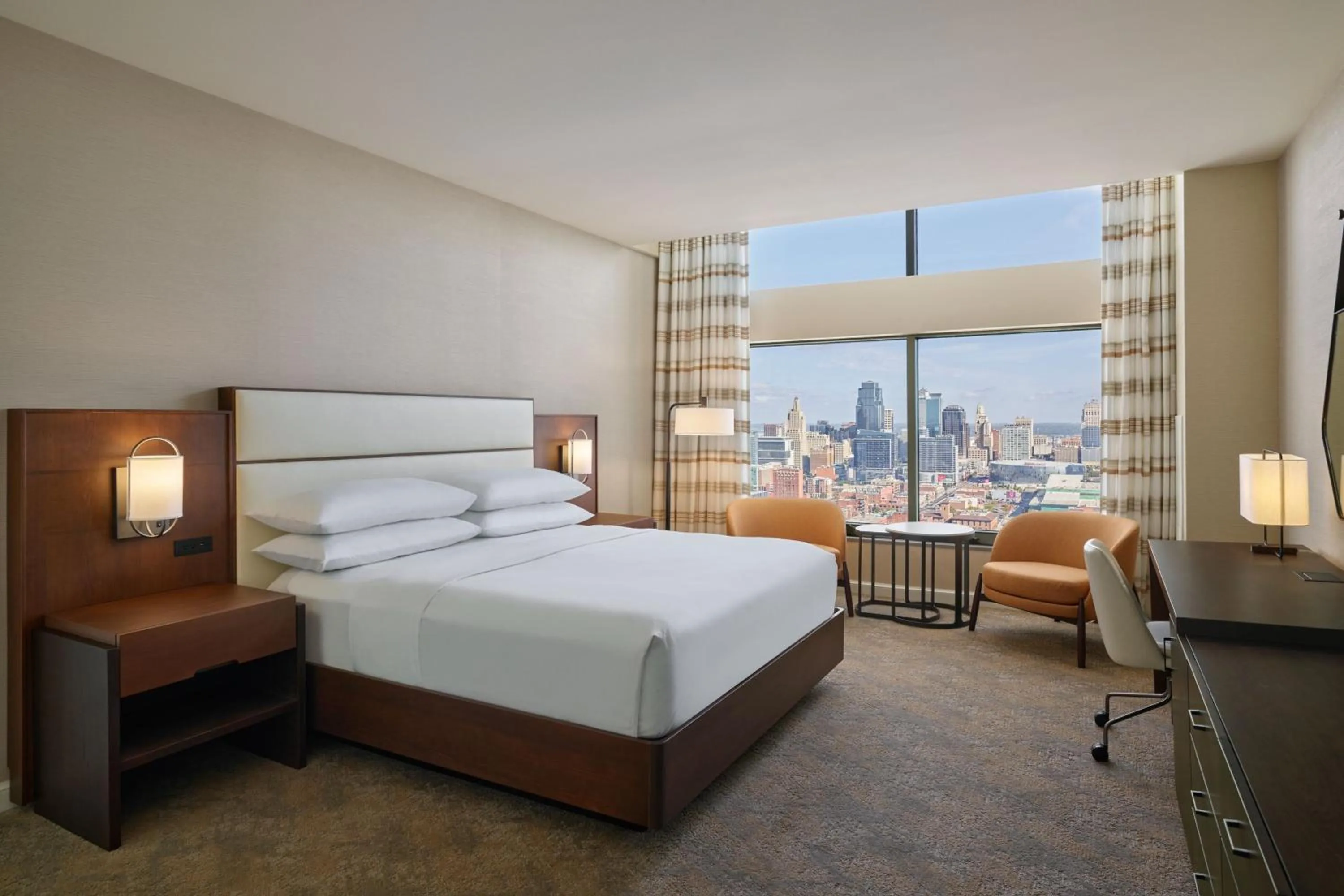 Photo of the whole room, Bed in Sheraton Kansas City Hotel at Crown Center