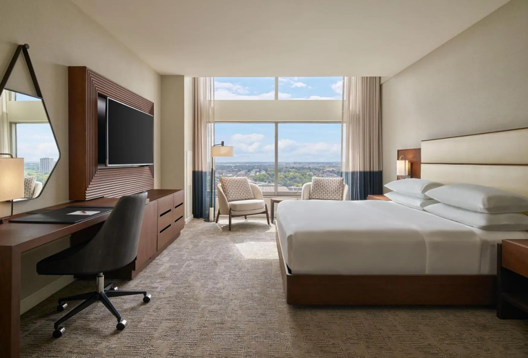 Bed in Sheraton Kansas City Hotel at Crown Center