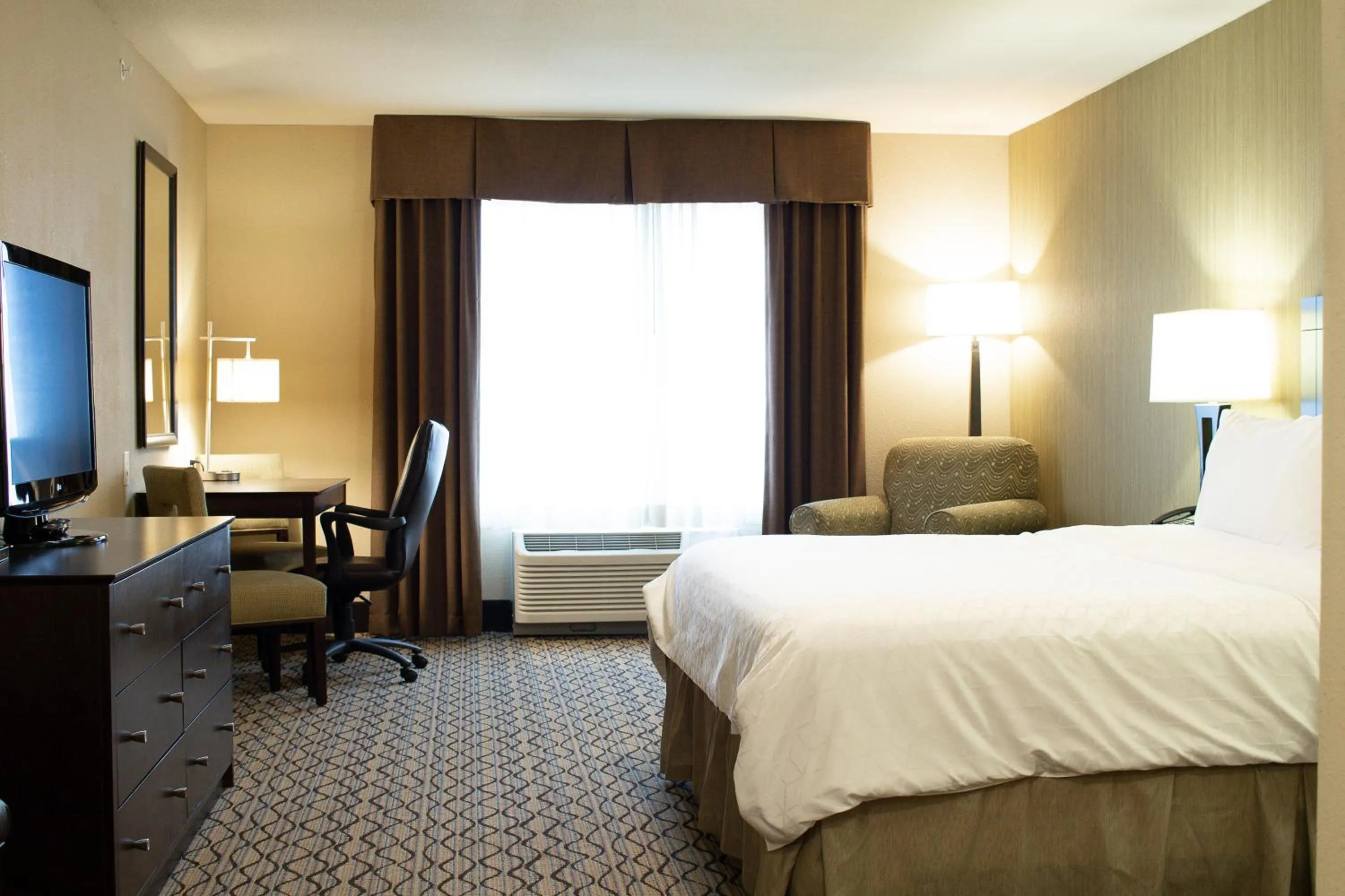 Bed in Holiday Inn Express & Suites - Williston by IHG