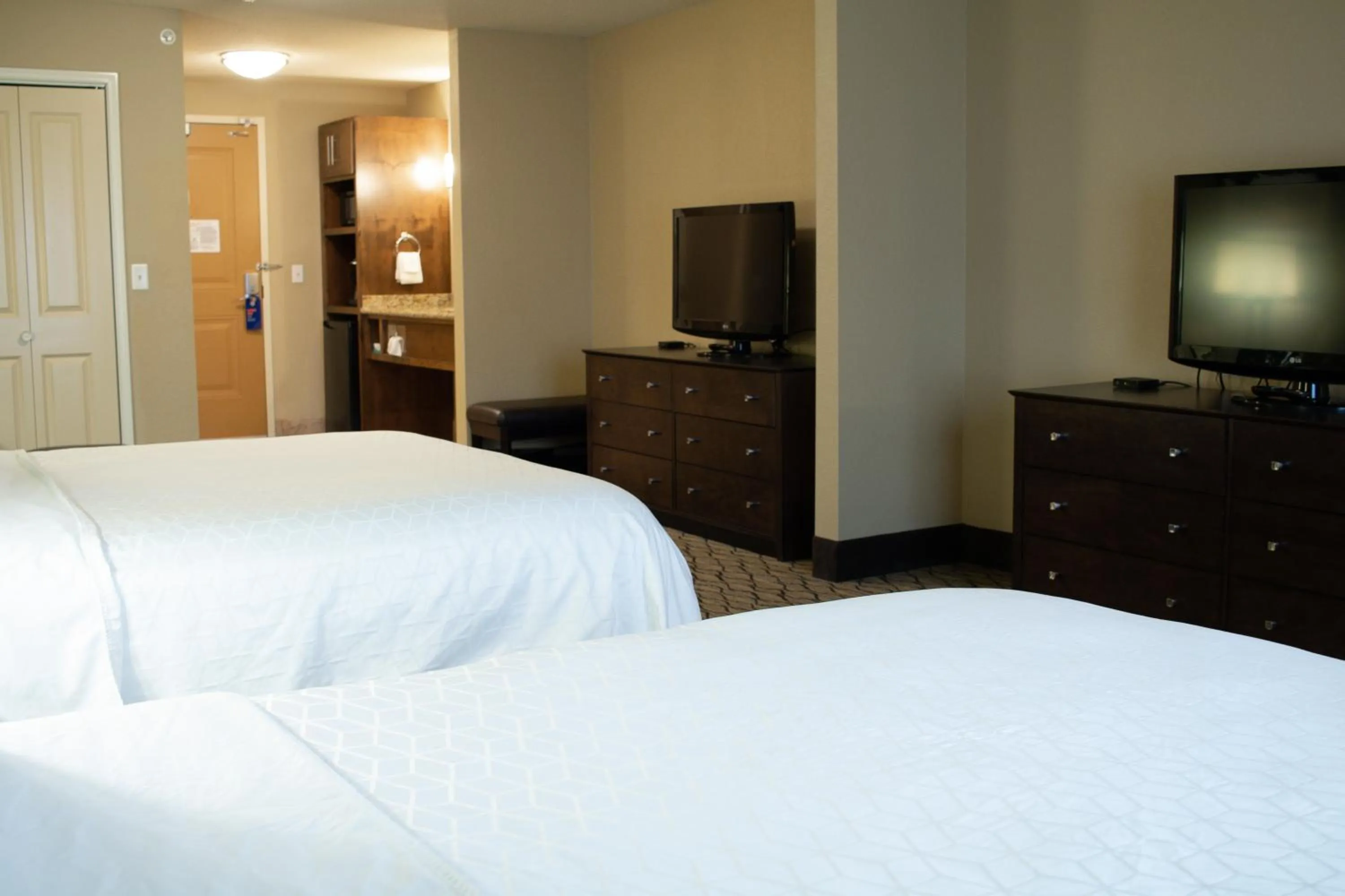 Bed in Holiday Inn Express & Suites - Williston by IHG