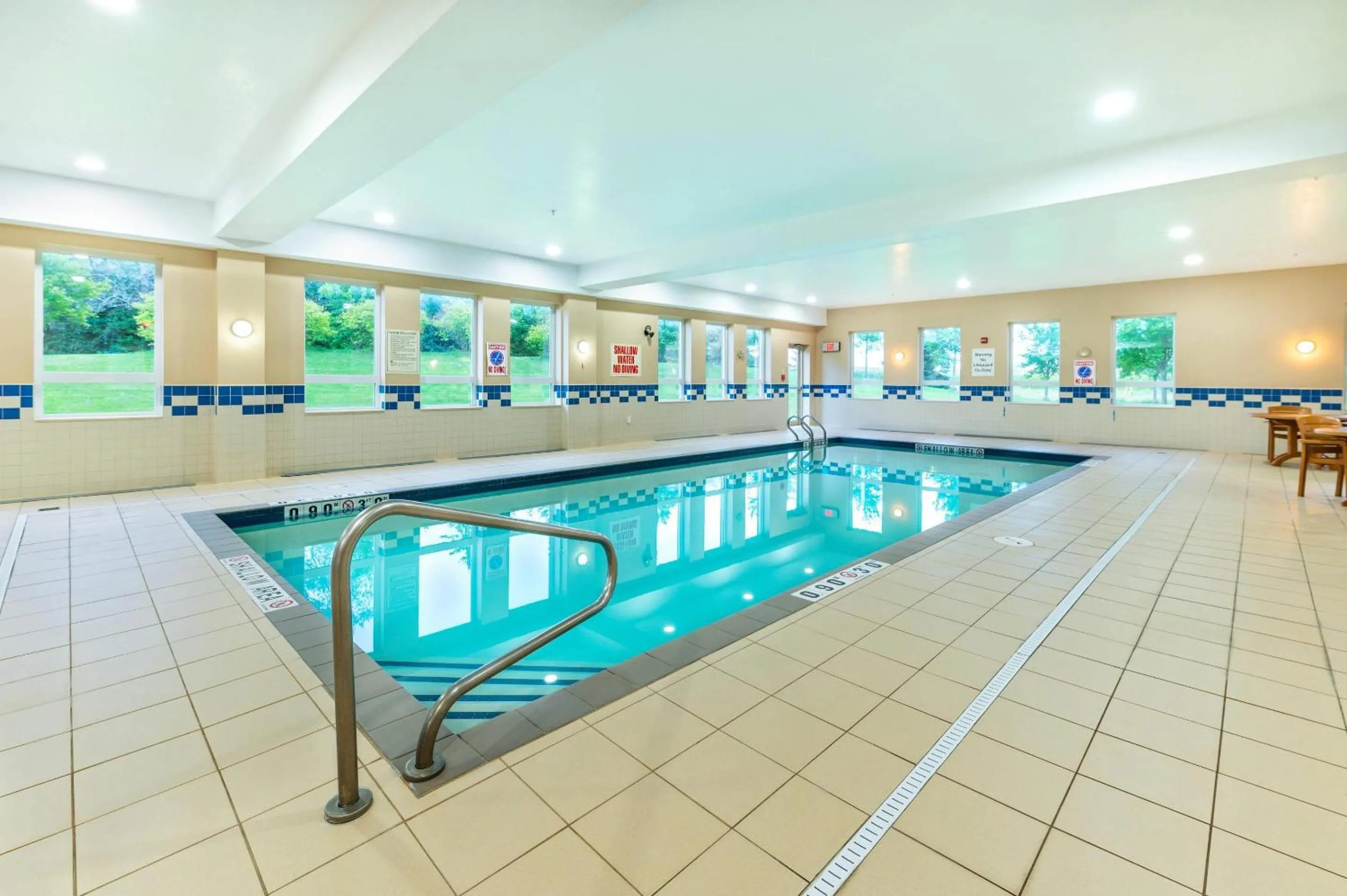 Swimming pool in Comfort Inn & Suites
