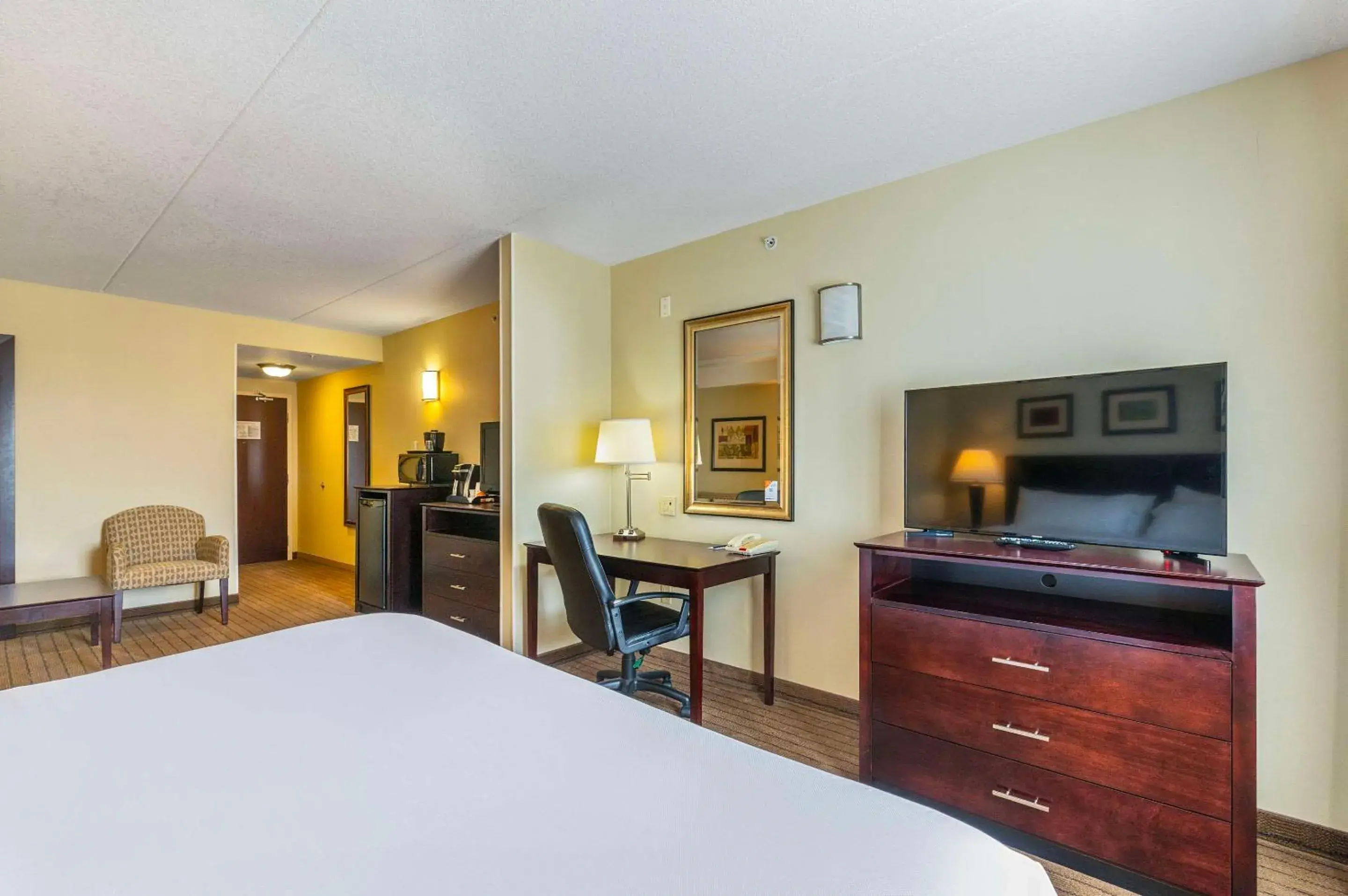 King Room with Sofa Bed - Non-Smoking in Comfort Inn & Suites King Room with Sofa Bed - Non-Smoking in Comfort Inn & Suites