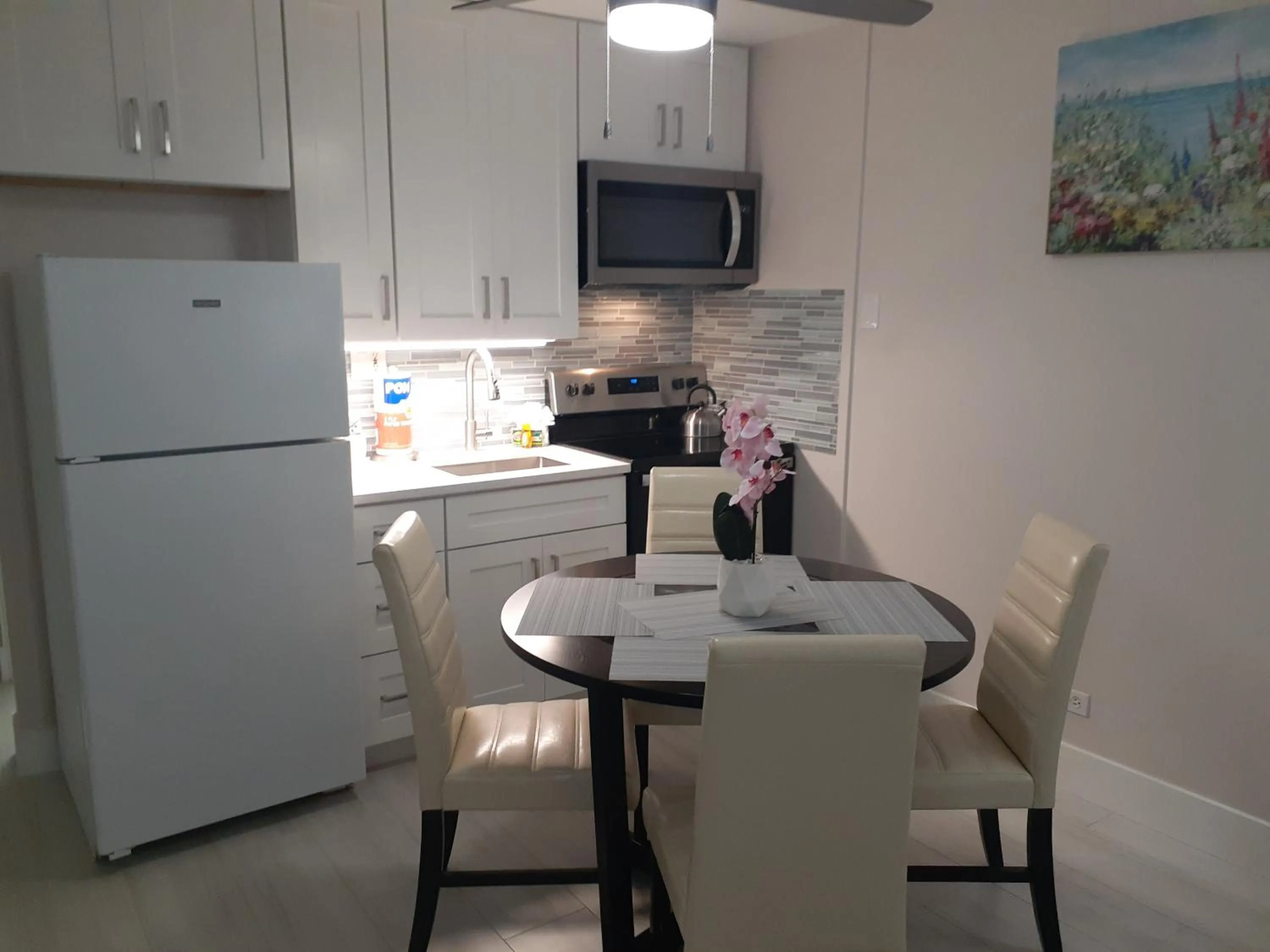 Kitchen or kitchenette in Turtle Crawl Inn - Longboat Key