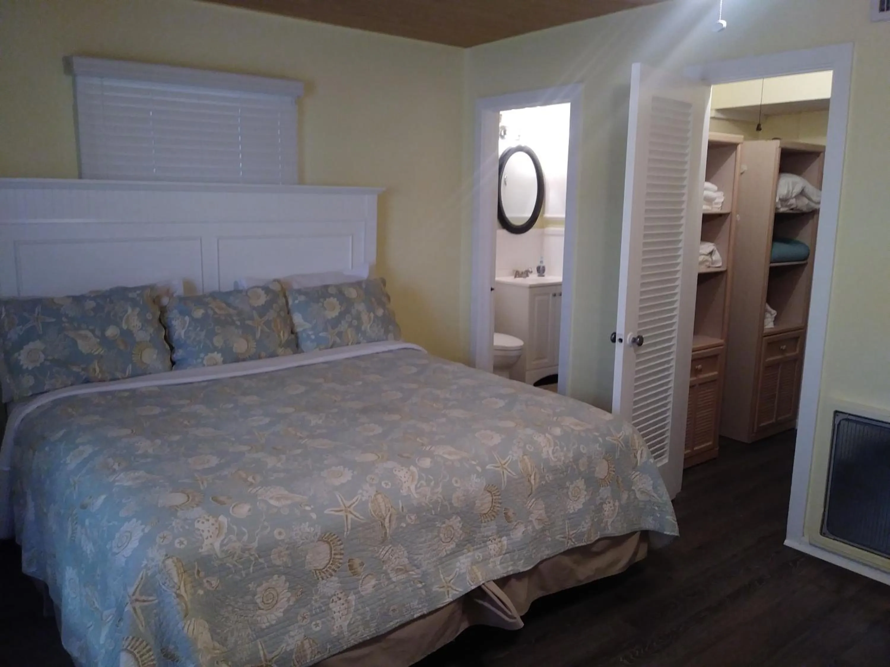 Bed in Turtle Crawl Inn - Longboat Key