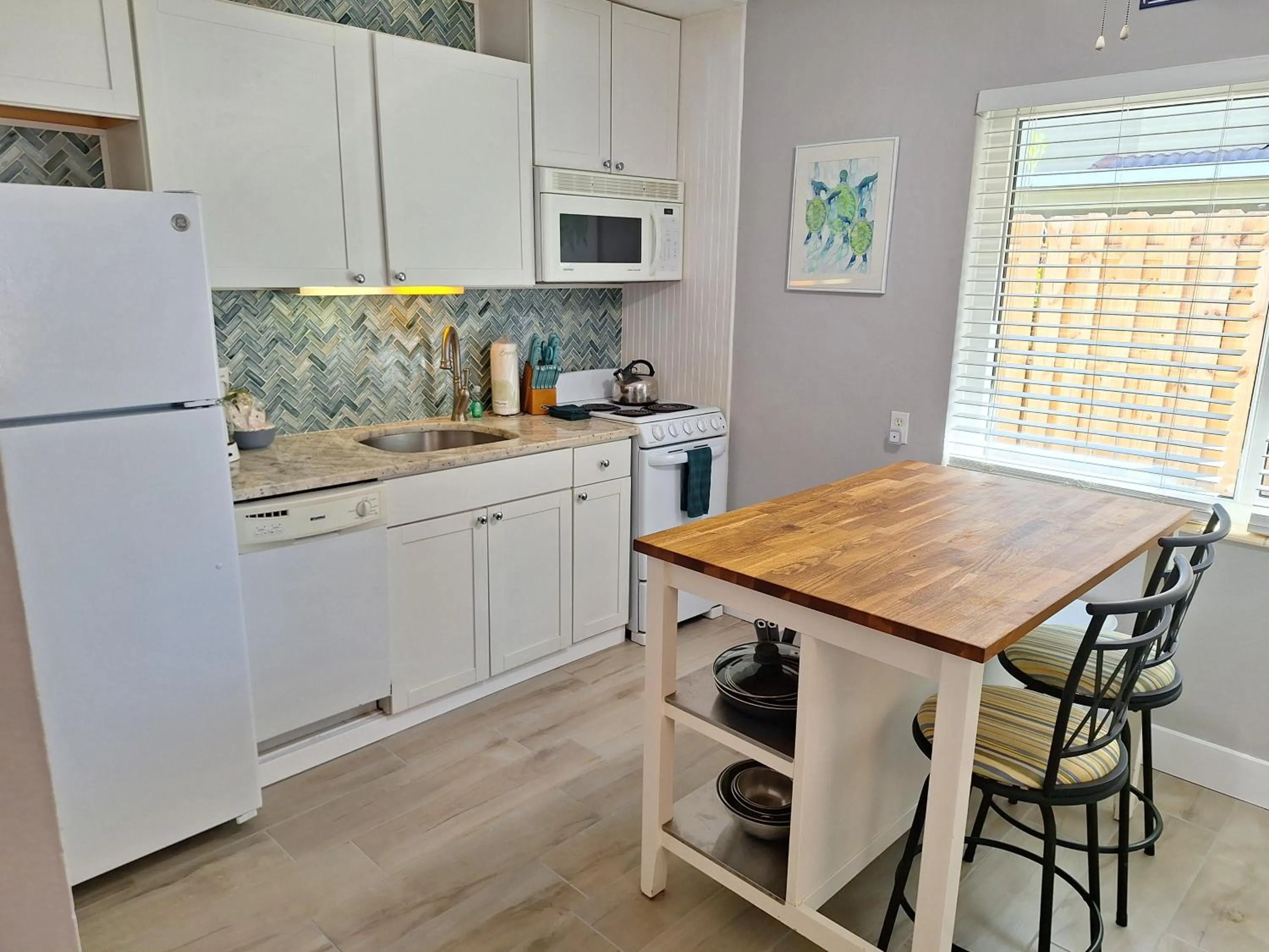 Kitchen or kitchenette in Turtle Crawl Inn - Longboat Key