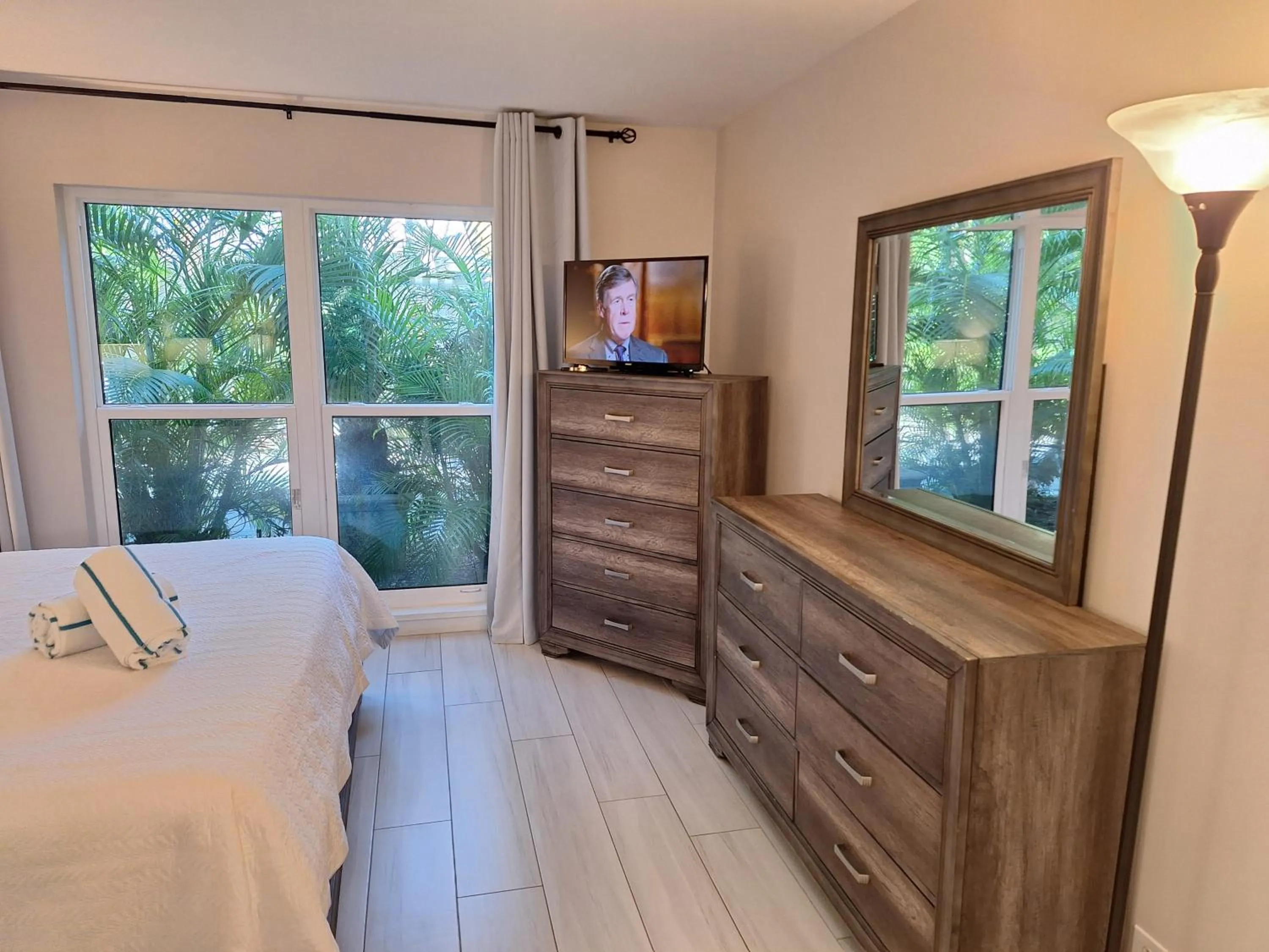 Bed in Turtle Crawl Inn - Longboat Key