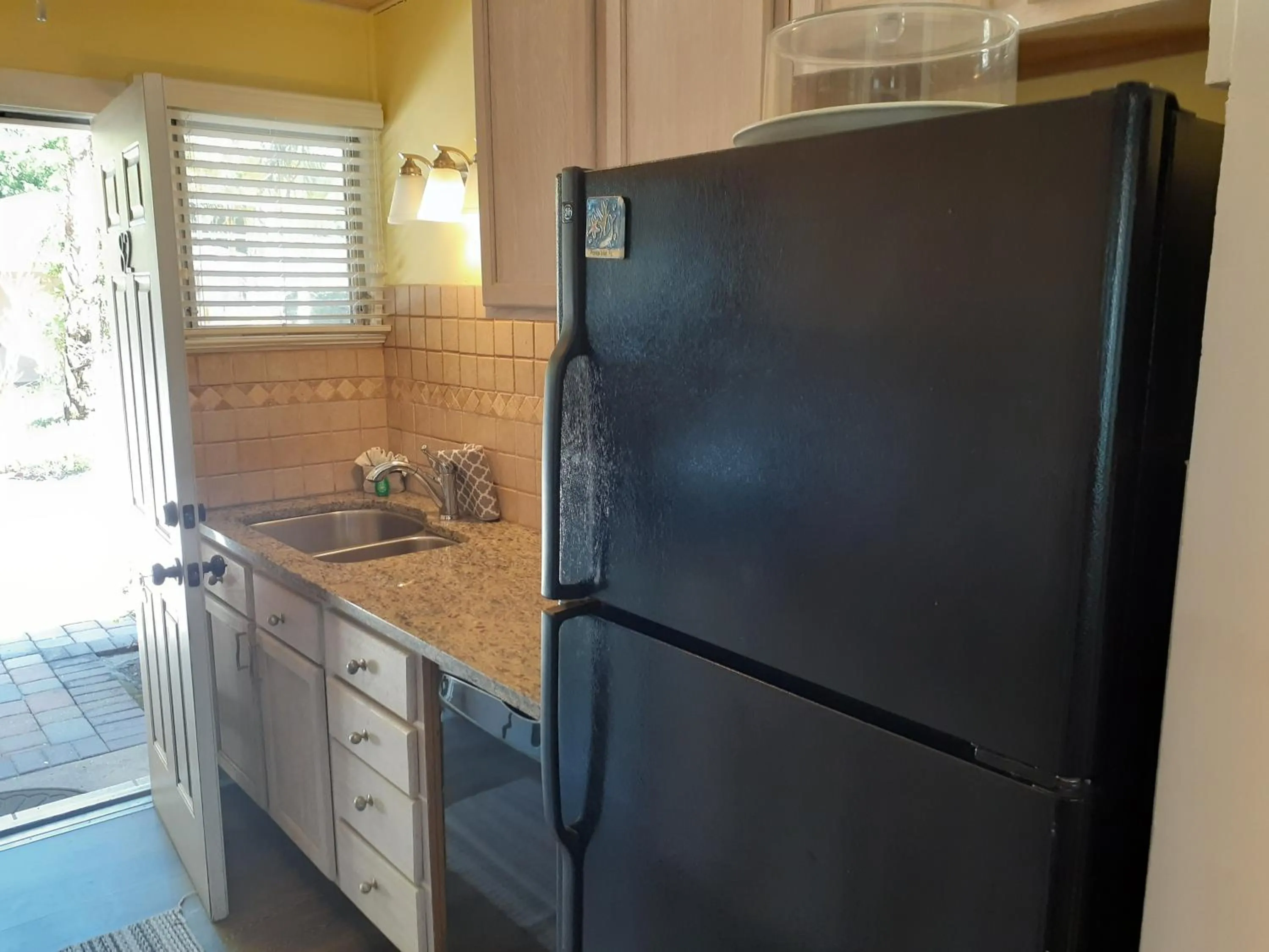 Kitchen or kitchenette in Turtle Crawl Inn - Longboat Key