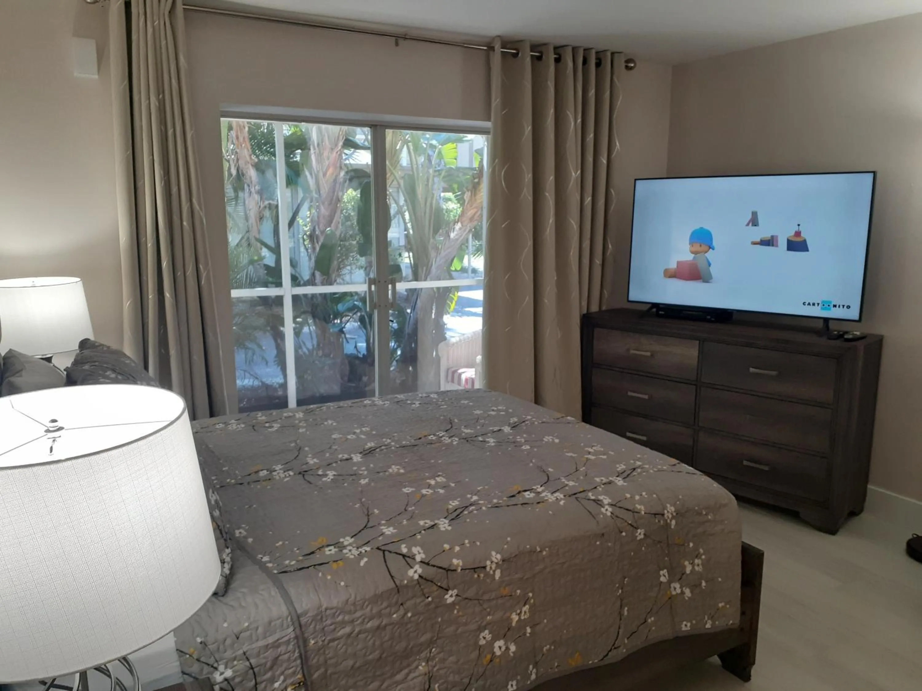 Bed in Turtle Crawl Inn - Longboat Key