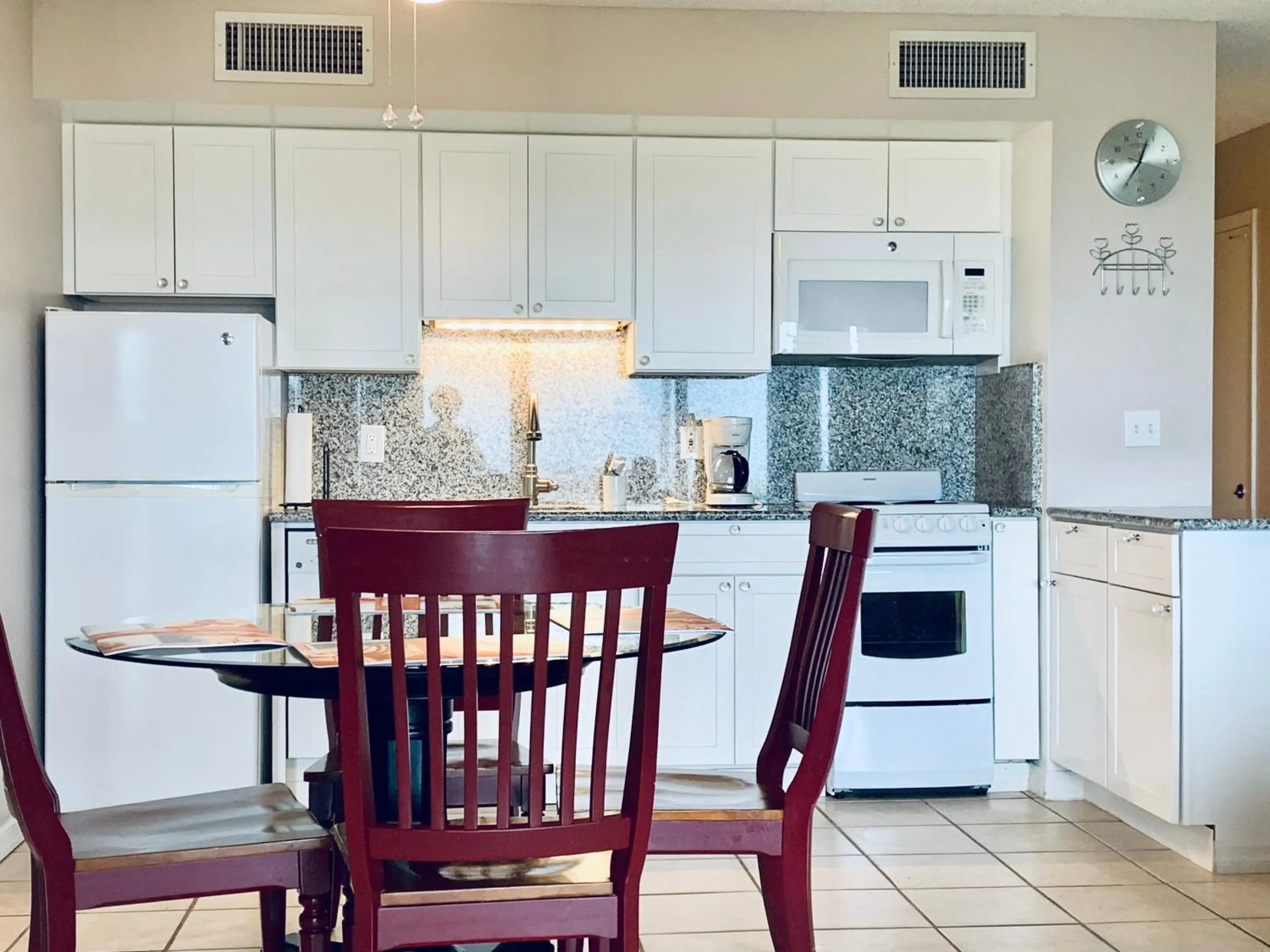 Kitchen or kitchenette in Turtle Crawl Inn - Longboat Key