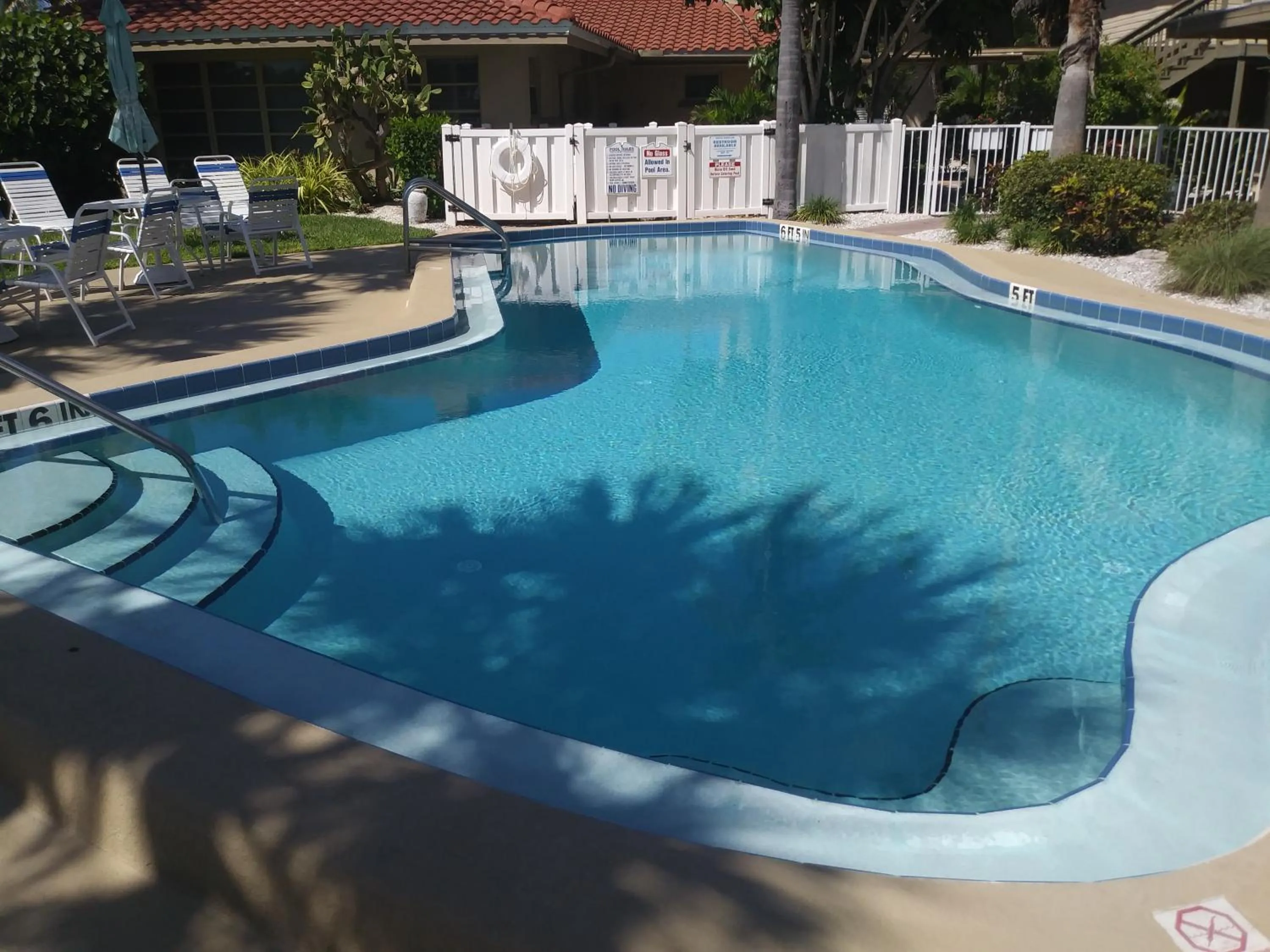Swimming pool in Turtle Crawl Inn - Longboat Key