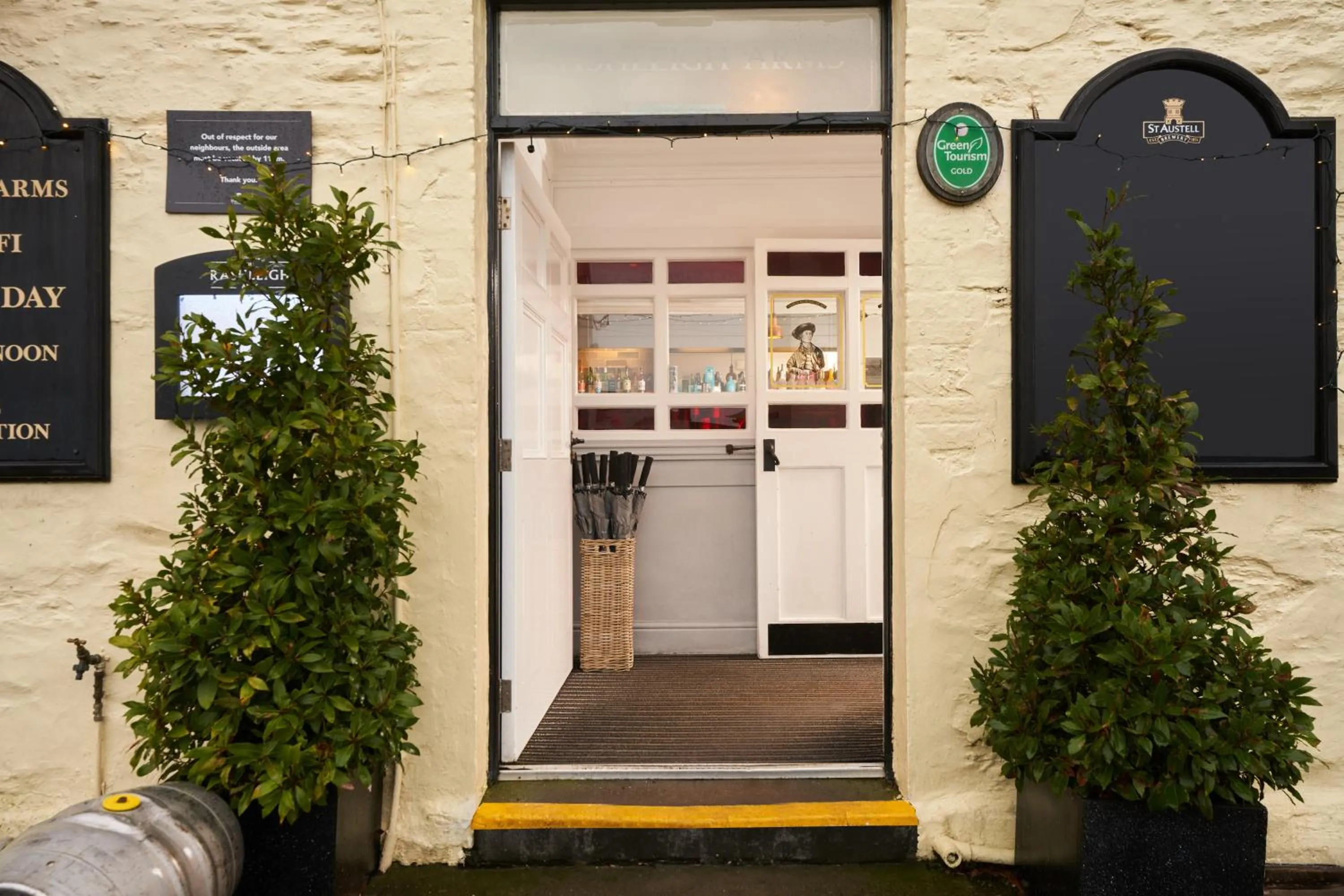 Facade/entrance in Rashleigh Arms