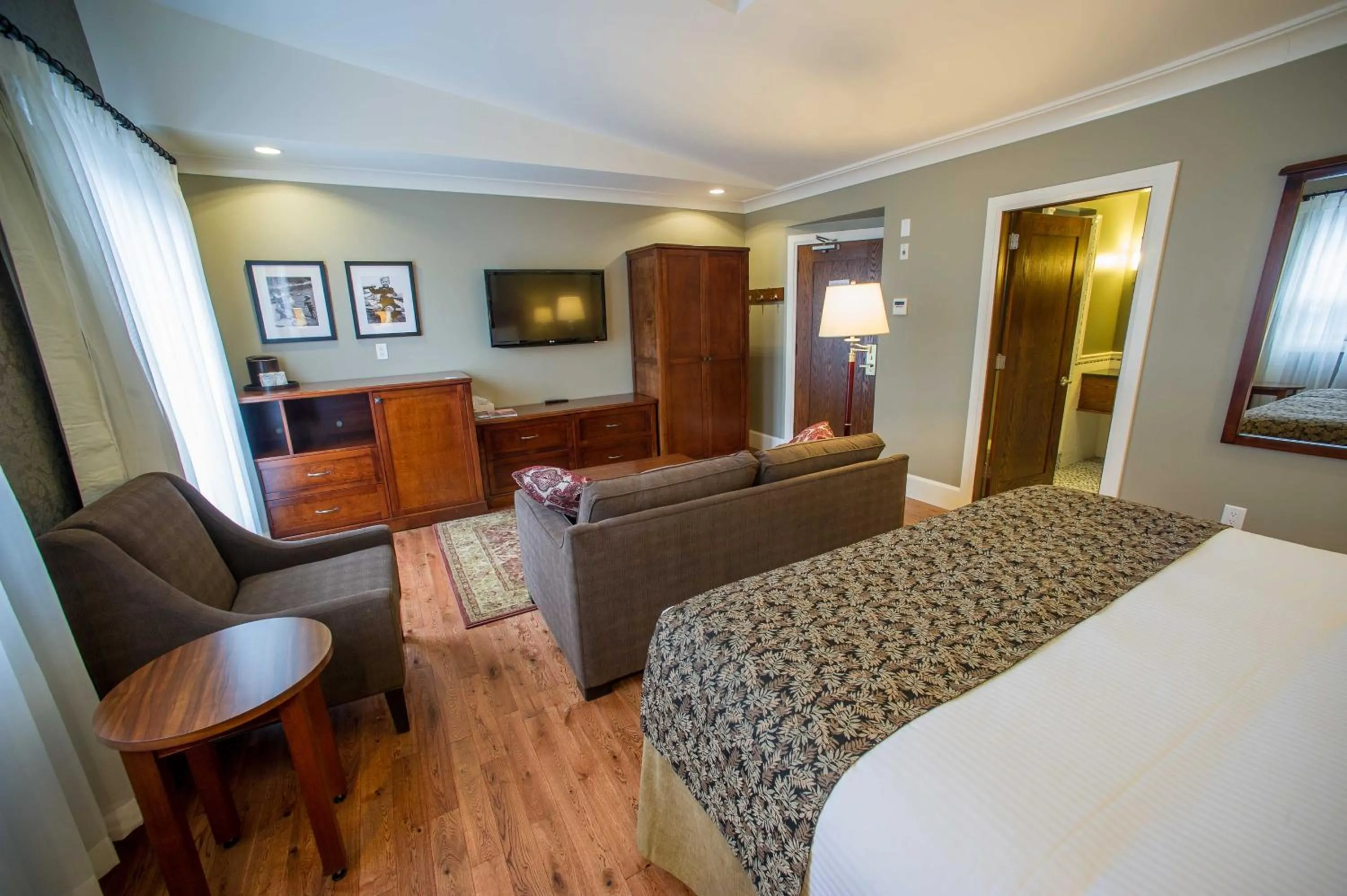 Photo of the whole room, Bed in Hume Hotel & Spa