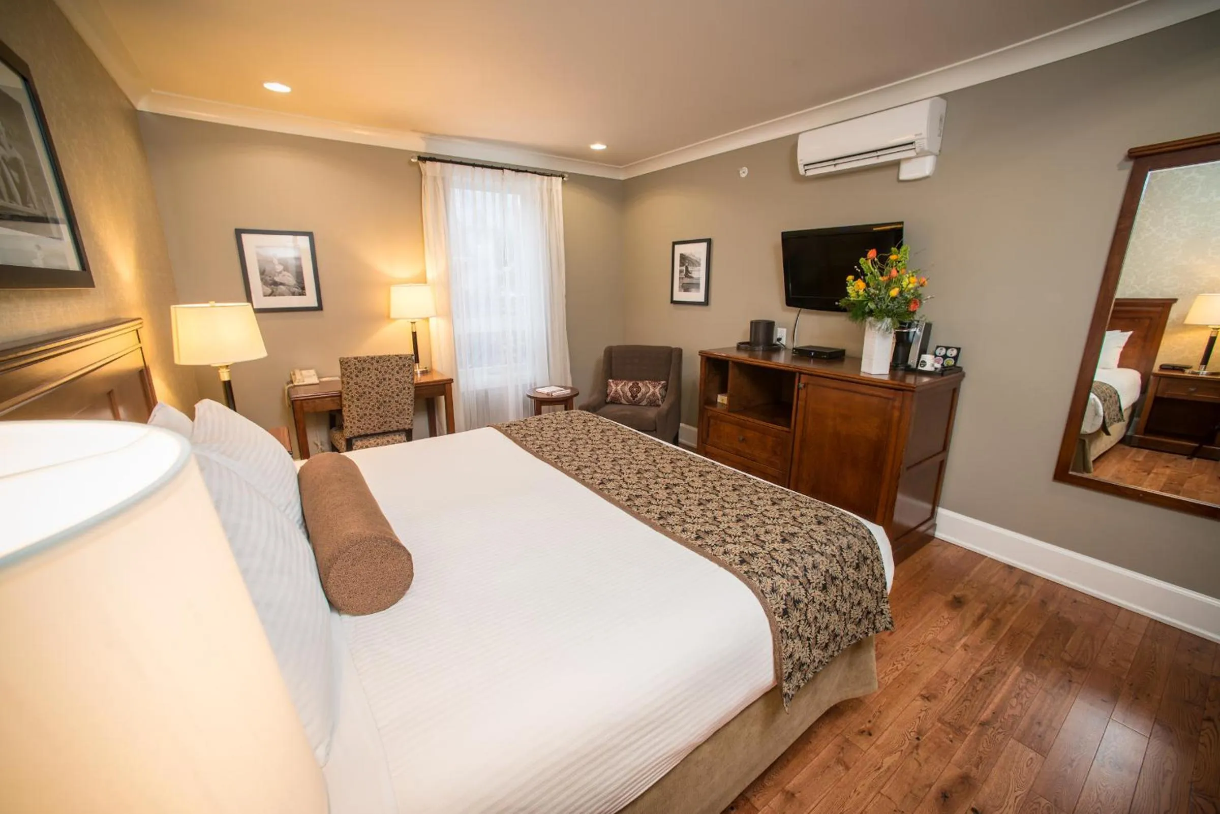 Photo of the whole room, Bed in Hume Hotel & Spa