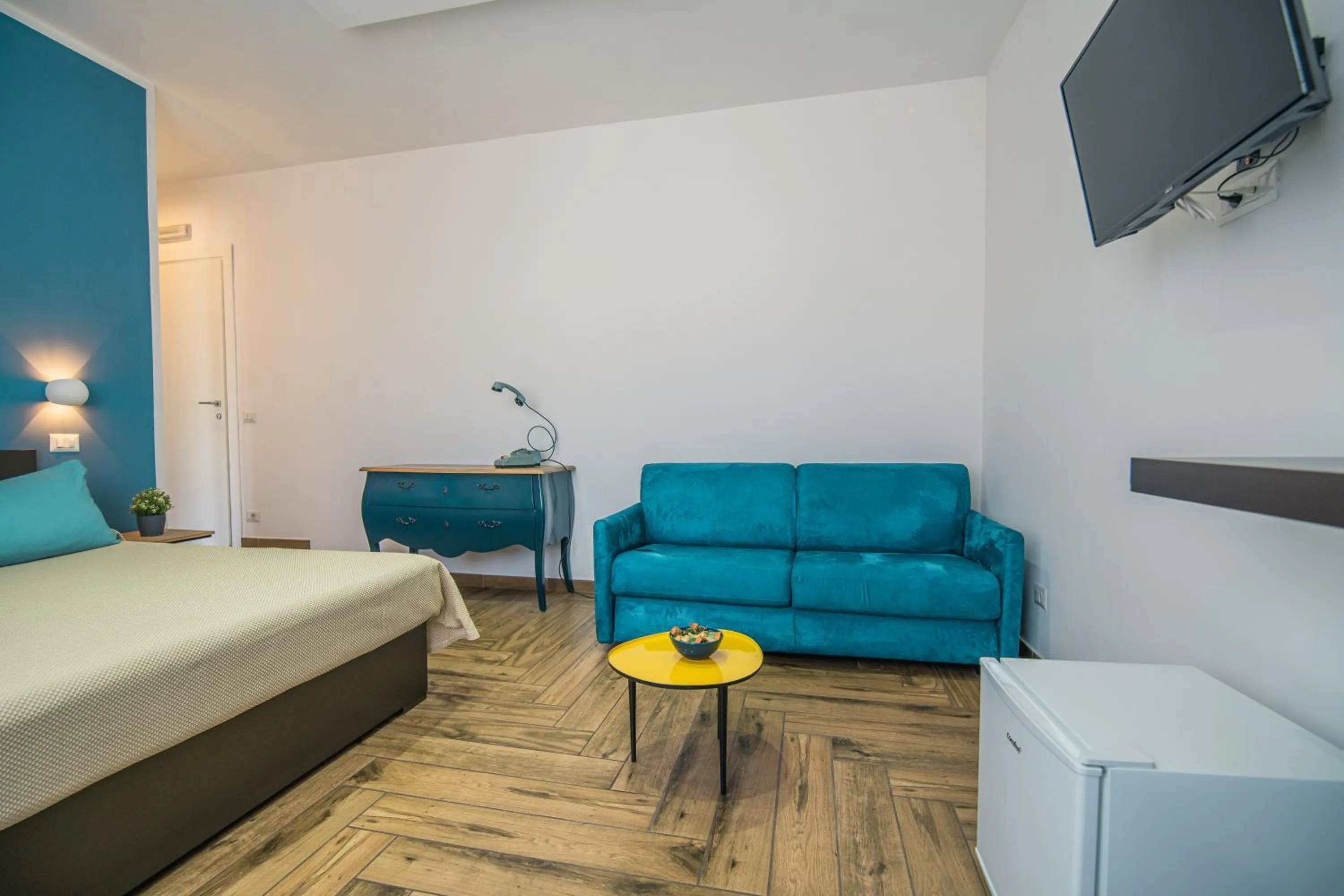 Photo of the whole room, Bed in HUB FERROVIARIO - 12 Posti Letto per il Tuo Gruppo a Napoli con Wifi e Netflix