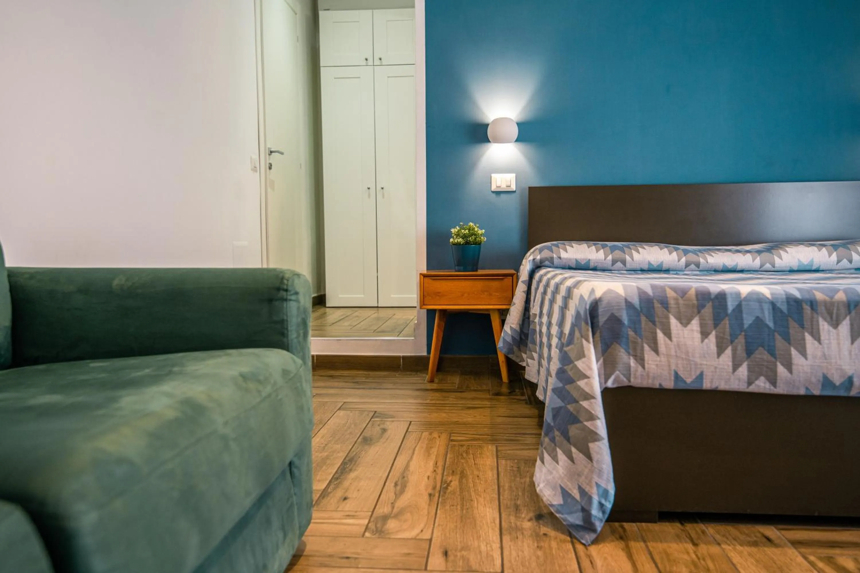 Photo of the whole room, Bed in HUB FERROVIARIO - 12 Posti Letto per il Tuo Gruppo a Napoli con Wifi e Netflix