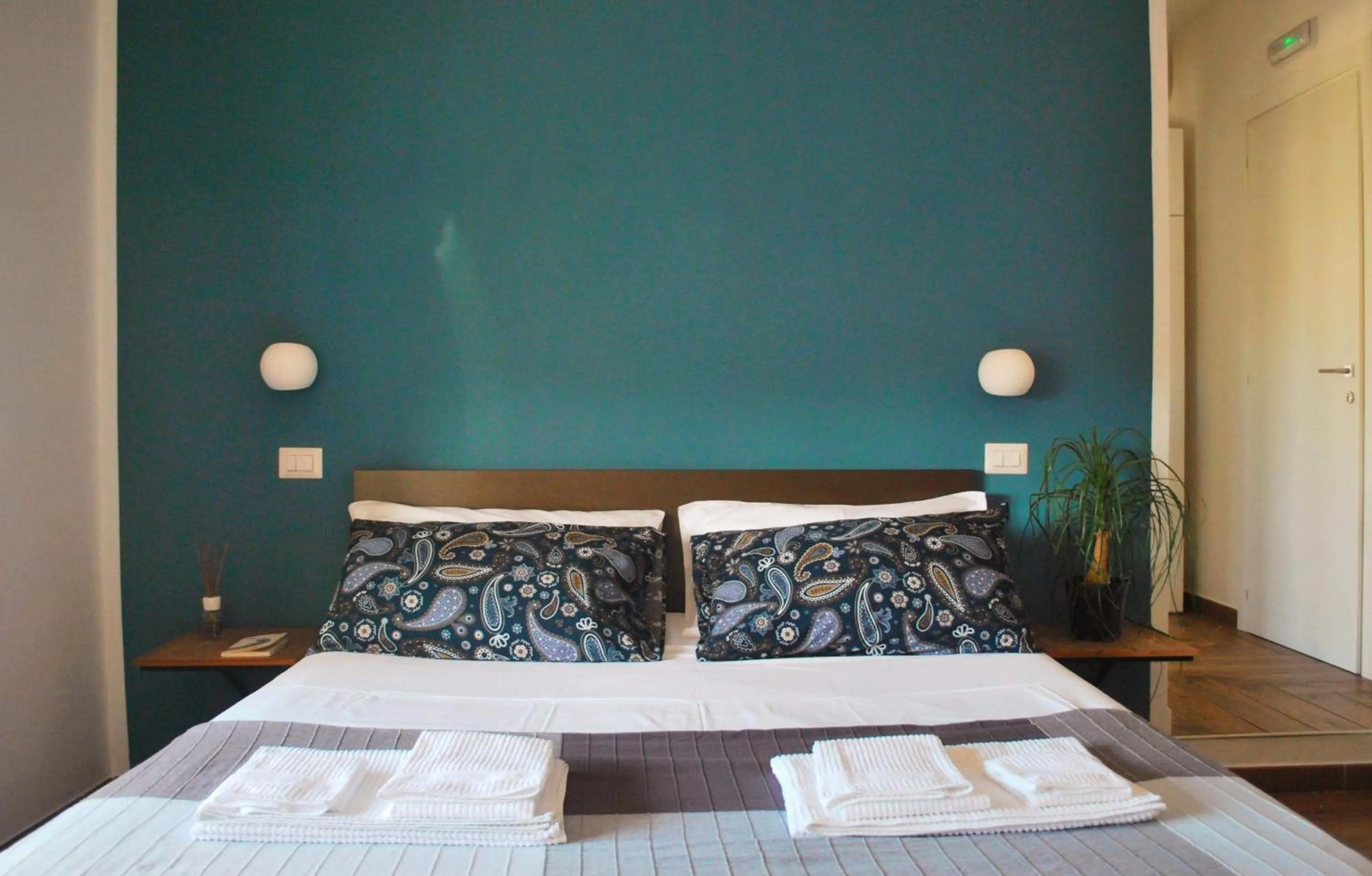 Bed in HUB FERROVIARIO - 12 Posti Letto per il Tuo Gruppo a Napoli con Wifi e Netflix