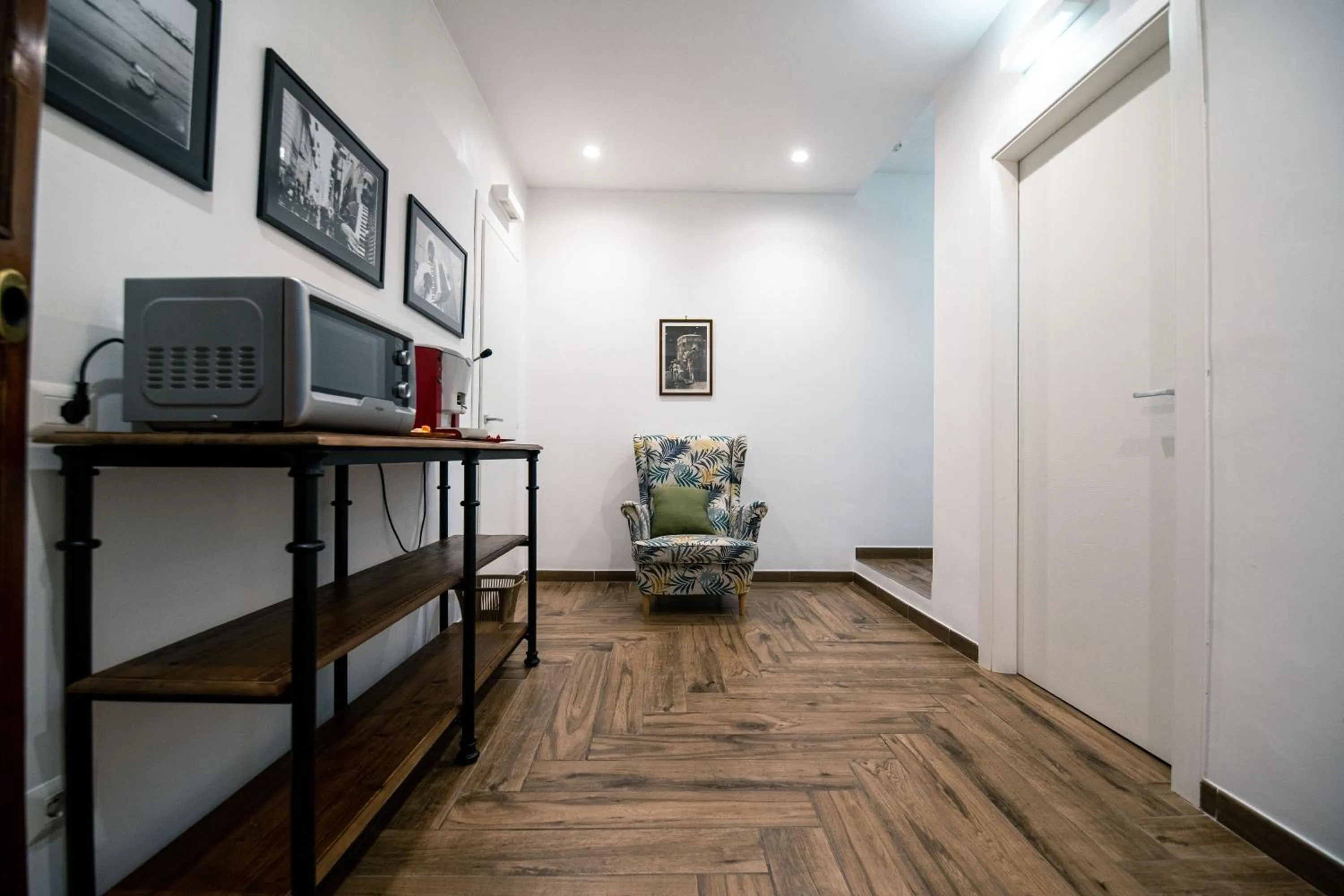 Lobby or reception in HUB FERROVIARIO - 12 Posti Letto per il Tuo Gruppo a Napoli con Wifi e Netflix