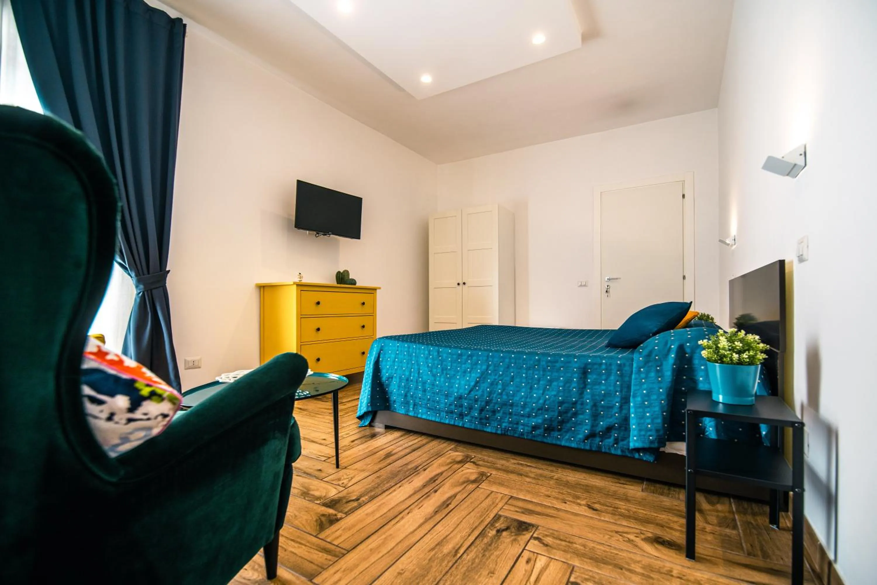 Photo of the whole room in HUB FERROVIARIO - 12 Posti Letto per il Tuo Gruppo a Napoli con Wifi e Netflix