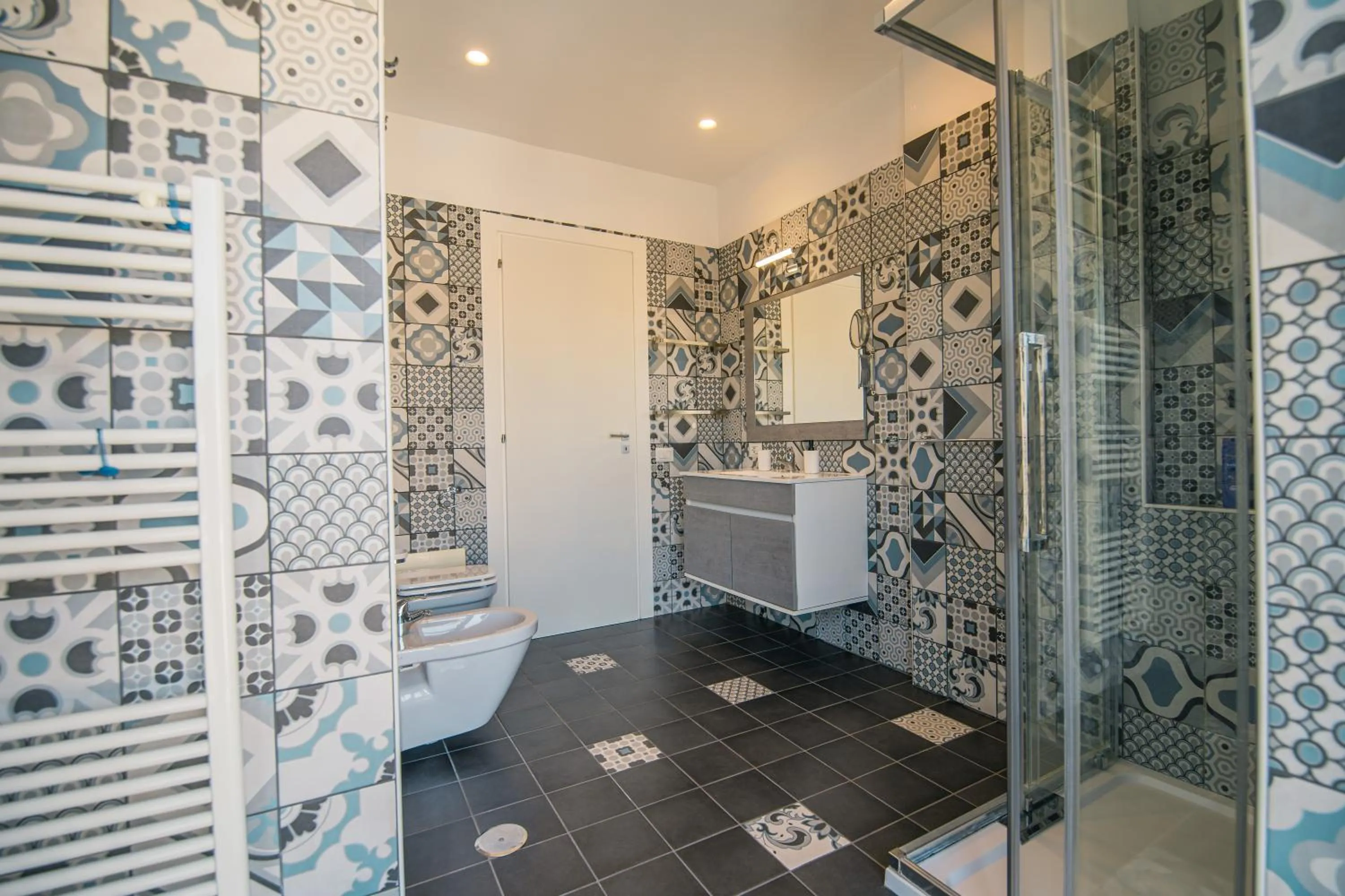 Bathroom in HUB FERROVIARIO - 12 Posti Letto per il Tuo Gruppo a Napoli con Wifi e Netflix