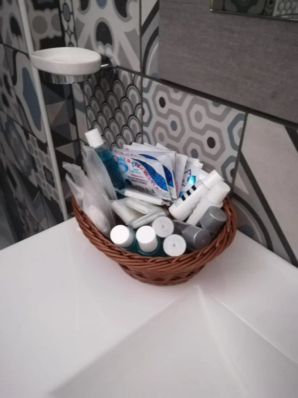 Bathroom in HUB FERROVIARIO - 12 Posti Letto per il Tuo Gruppo a Napoli con Wifi e Netflix