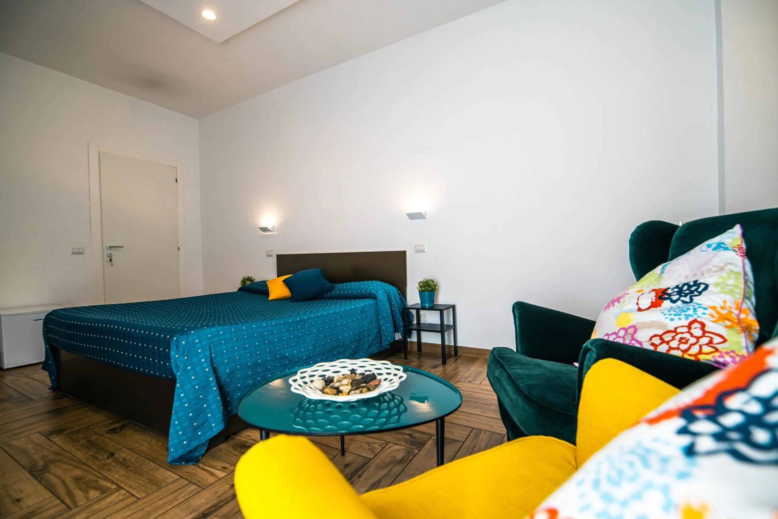 Photo of the whole room, Bed in HUB FERROVIARIO - 12 Posti Letto per il Tuo Gruppo a Napoli con Wifi e Netflix