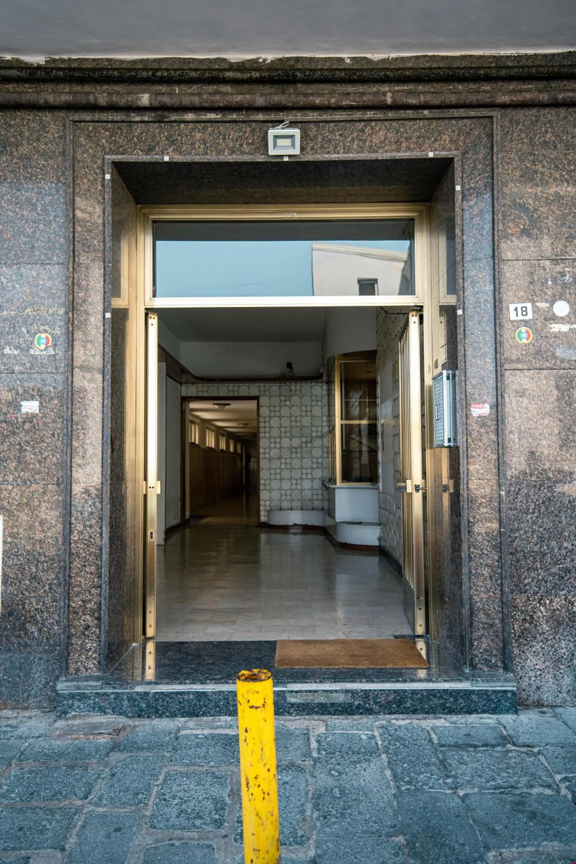 Property building in HUB FERROVIARIO - 12 Posti Letto per il Tuo Gruppo a Napoli con Wifi e Netflix