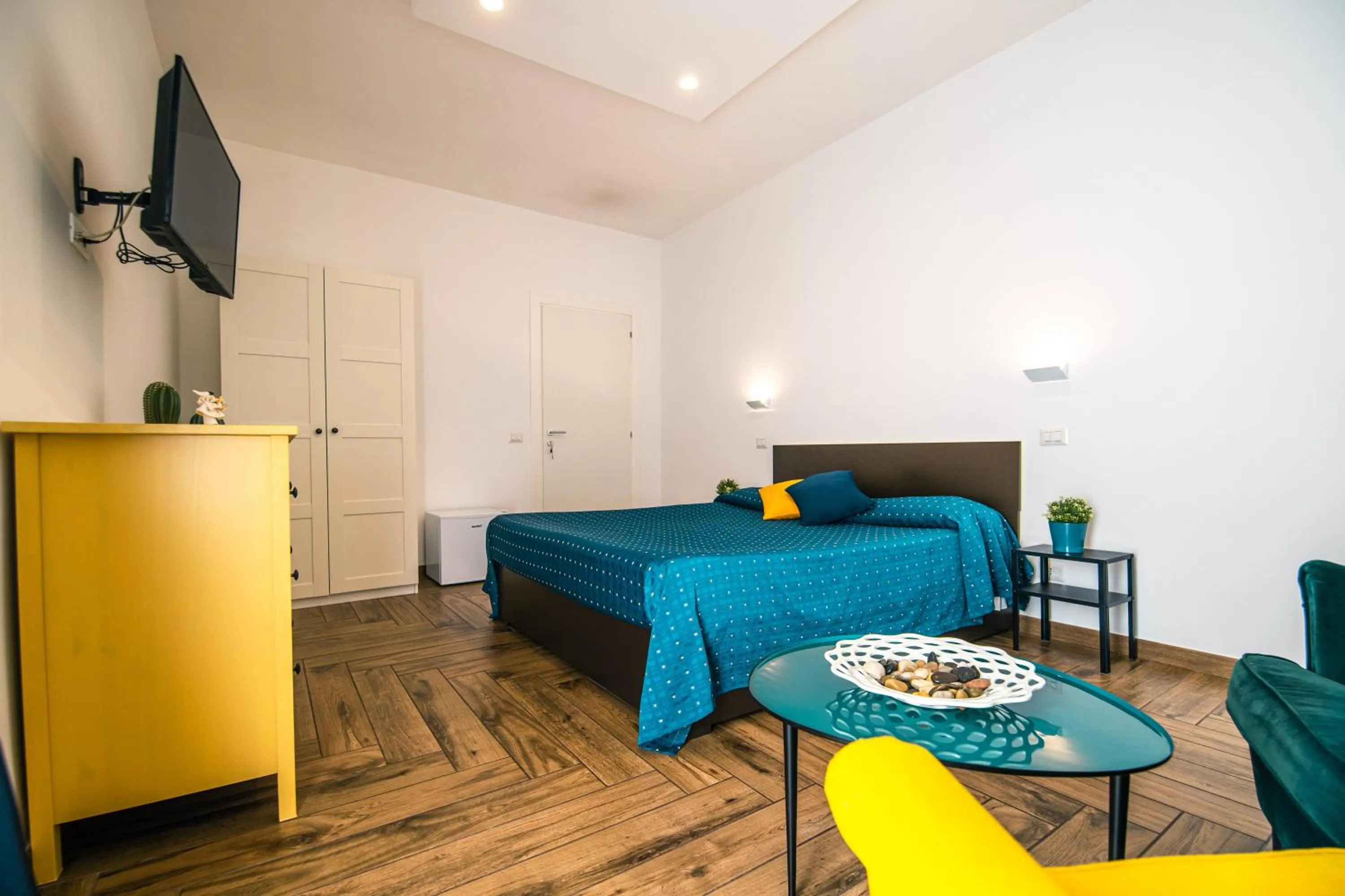 Photo of the whole room in HUB FERROVIARIO - 12 Posti Letto per il Tuo Gruppo a Napoli con Wifi e Netflix