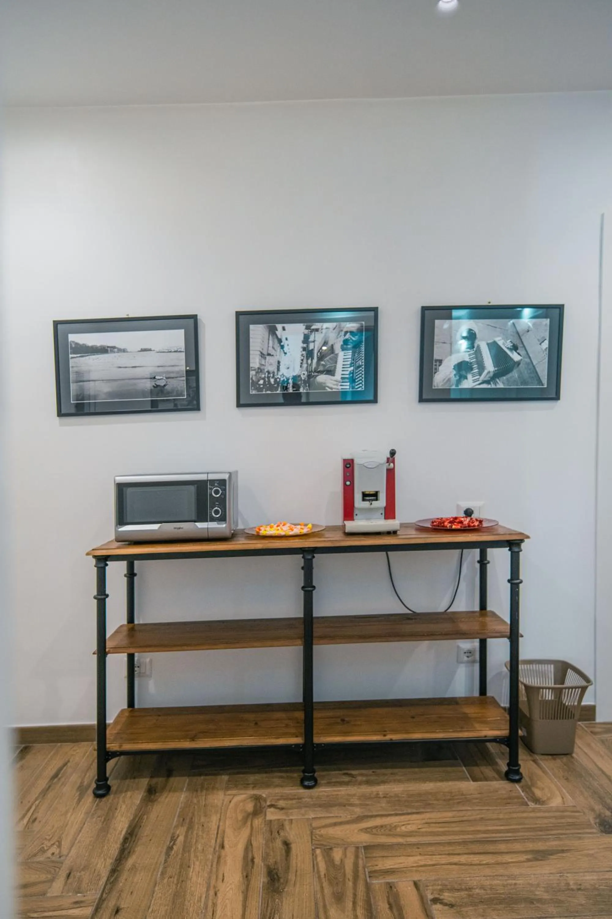 Lobby or reception in HUB FERROVIARIO - 12 Posti Letto per il Tuo Gruppo a Napoli con Wifi e Netflix