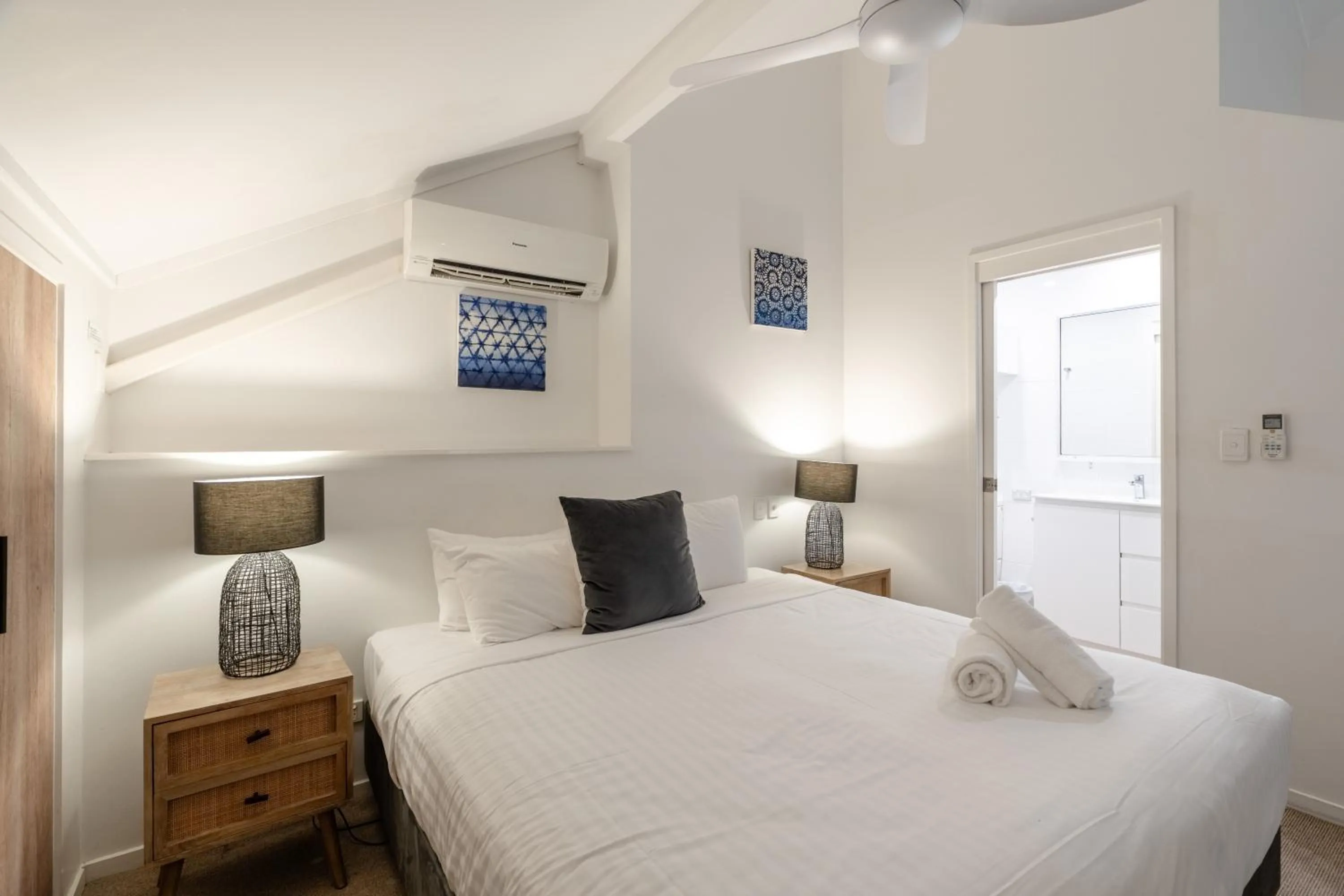 Bathroom, Bed in Outrigger Bay