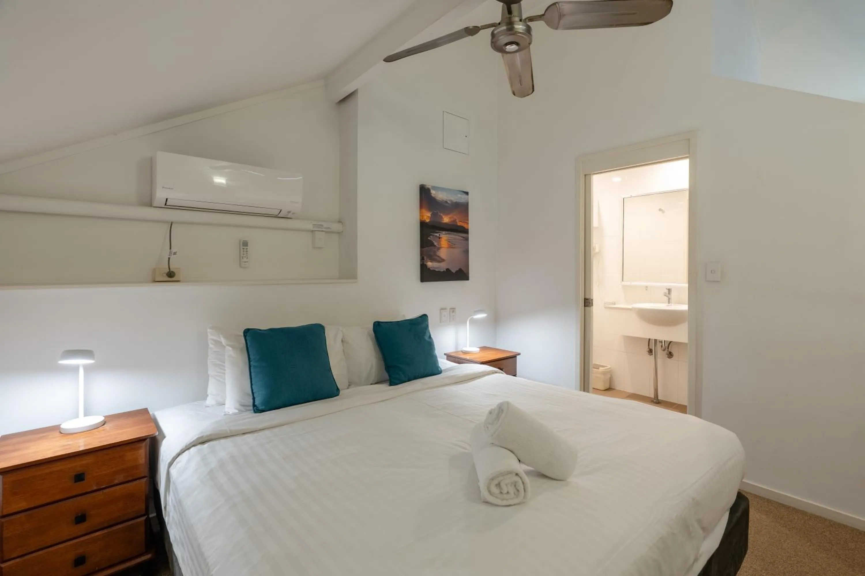 Bathroom, Bed in Outrigger Bay