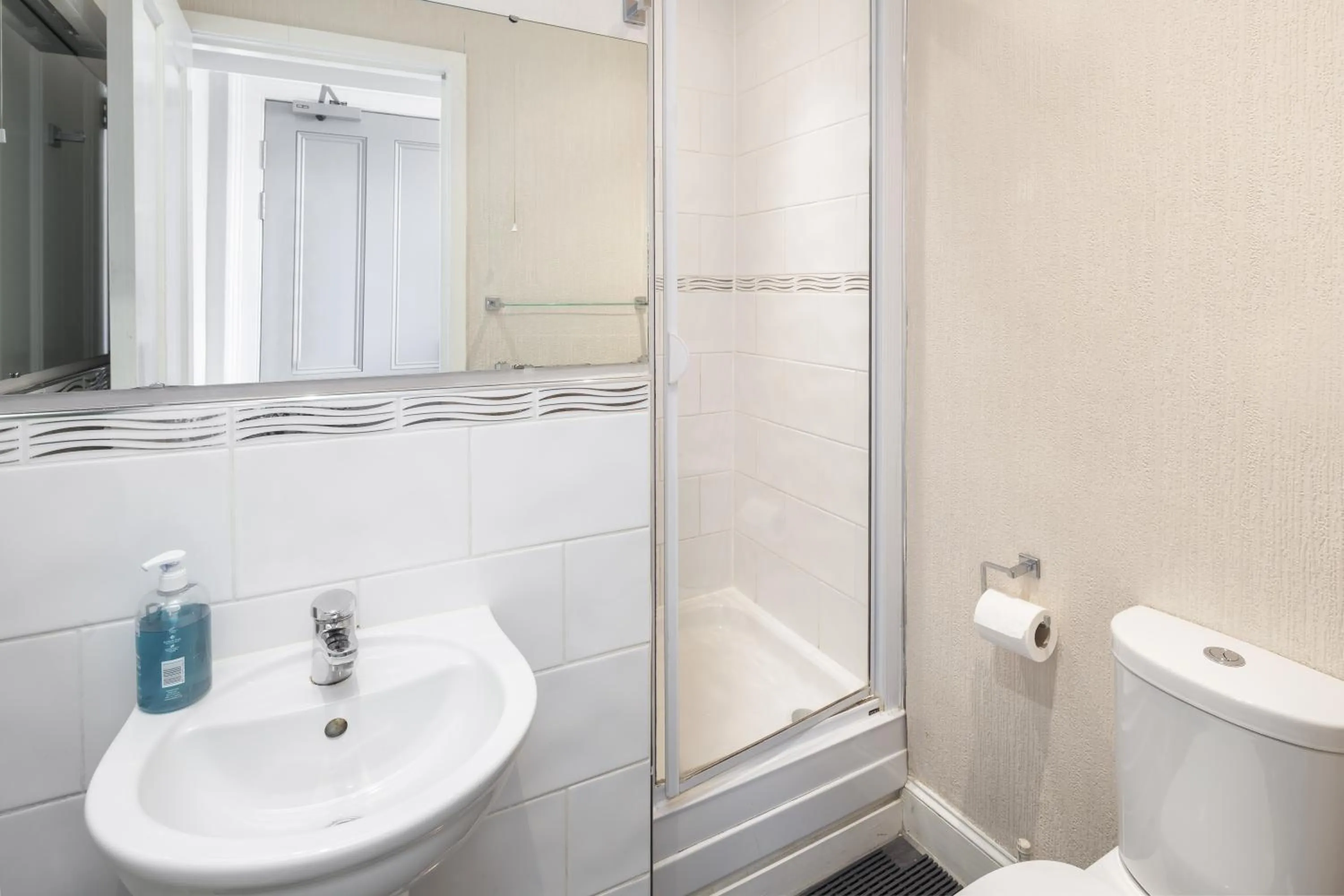 Toilet in Astor York Hostel