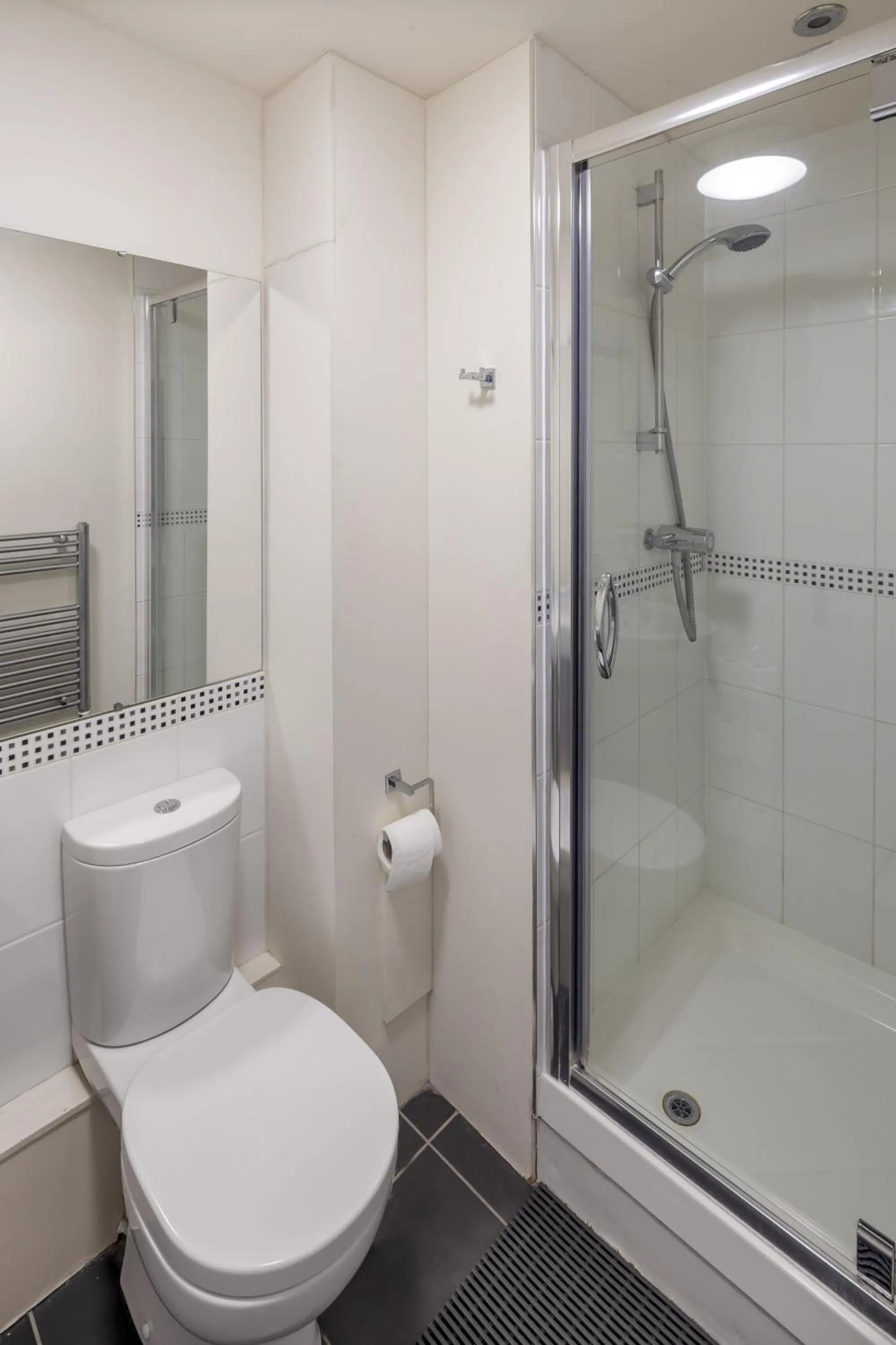 Toilet in Astor York Hostel