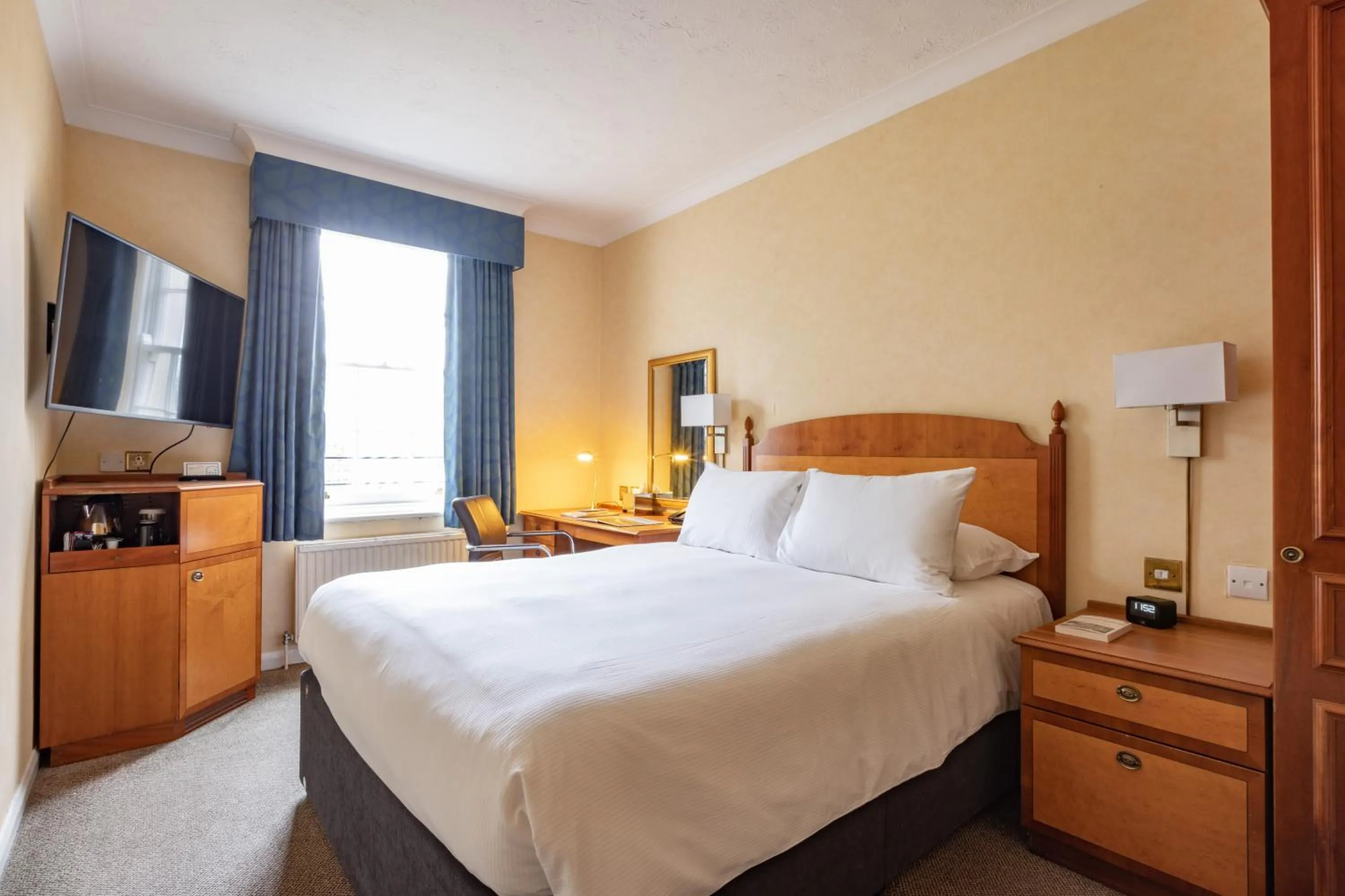 Bed in Avisford Park Hotel