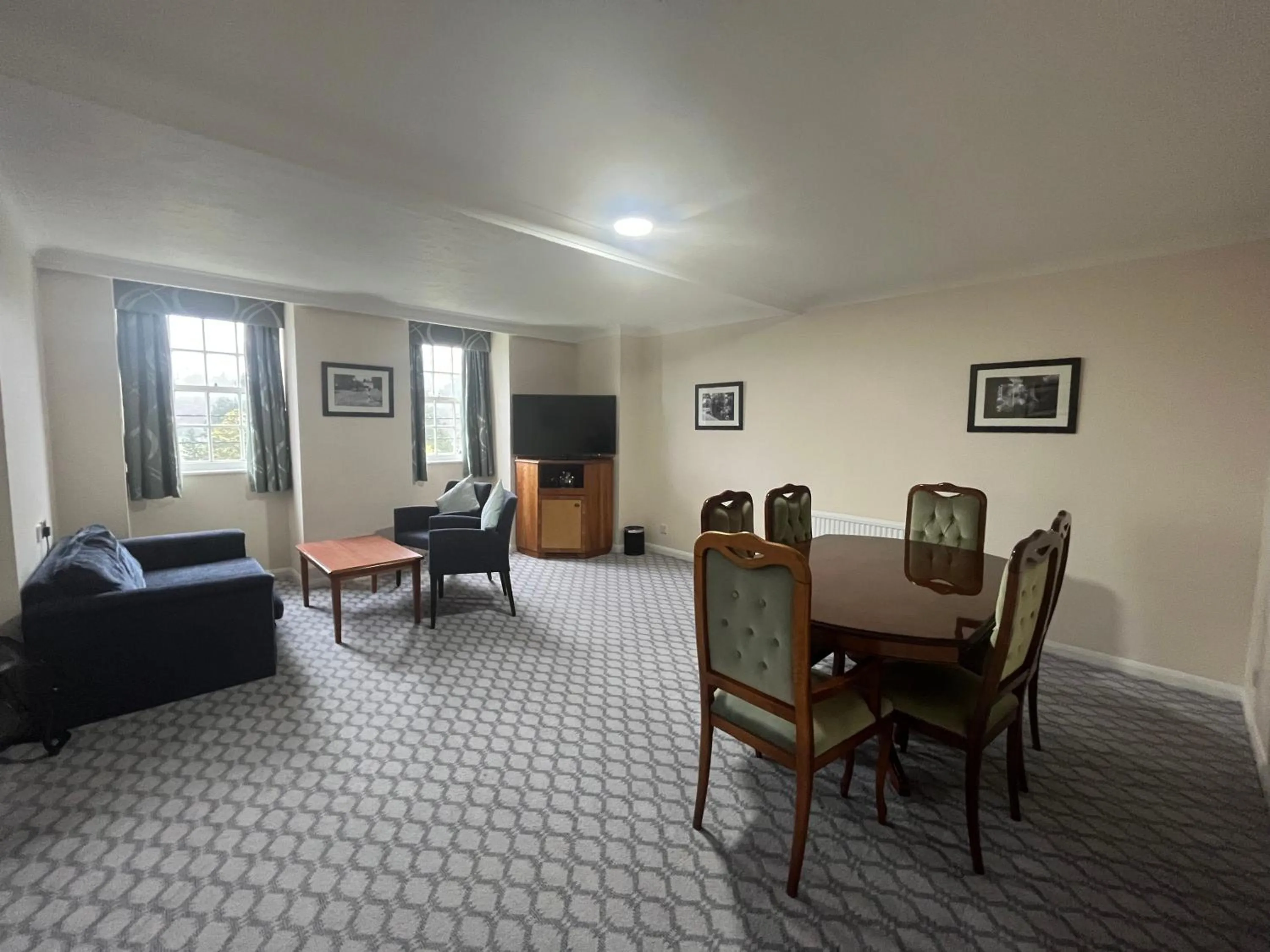 Living room in Avisford Park Hotel