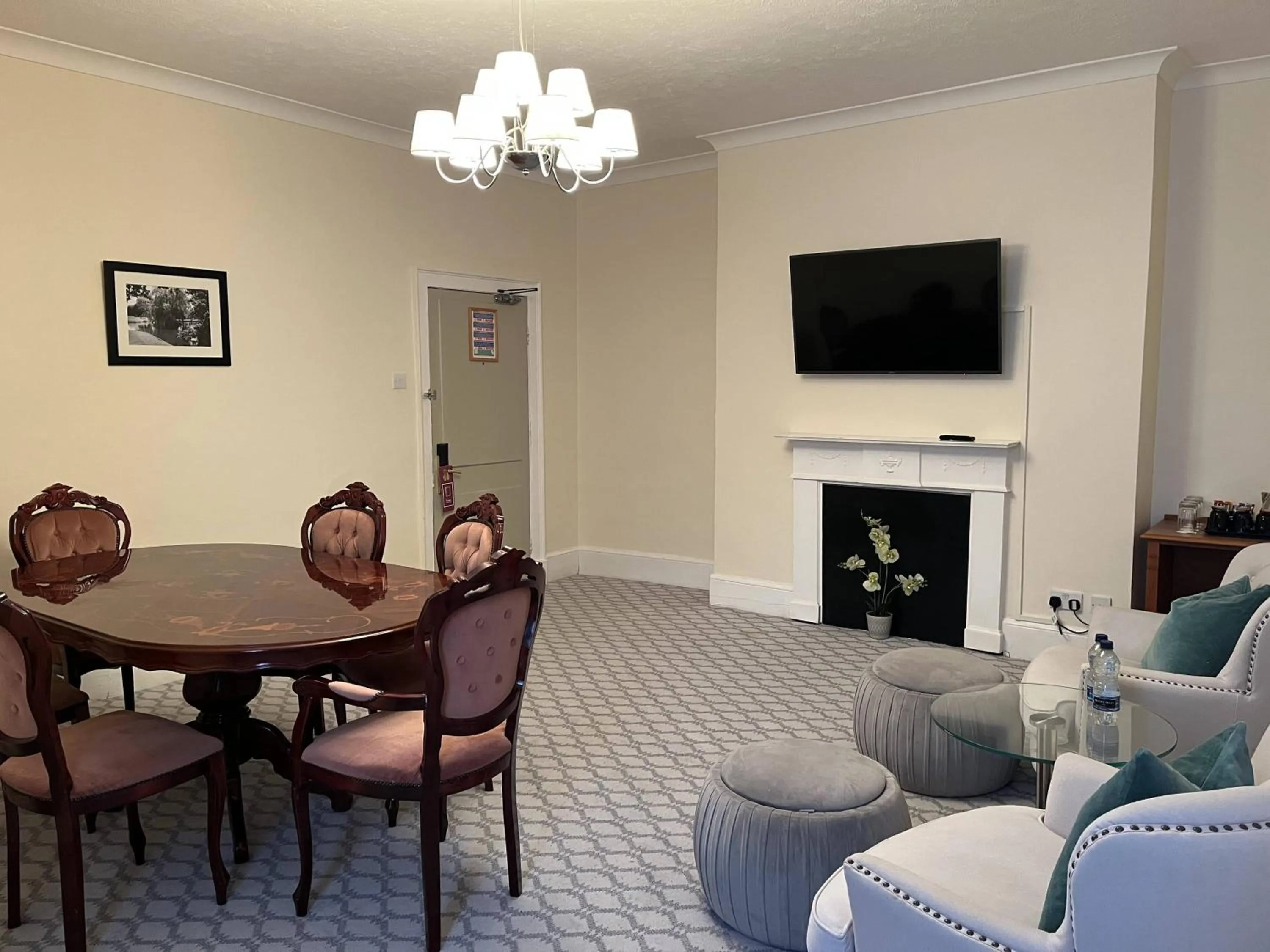 Living room in Avisford Park Hotel