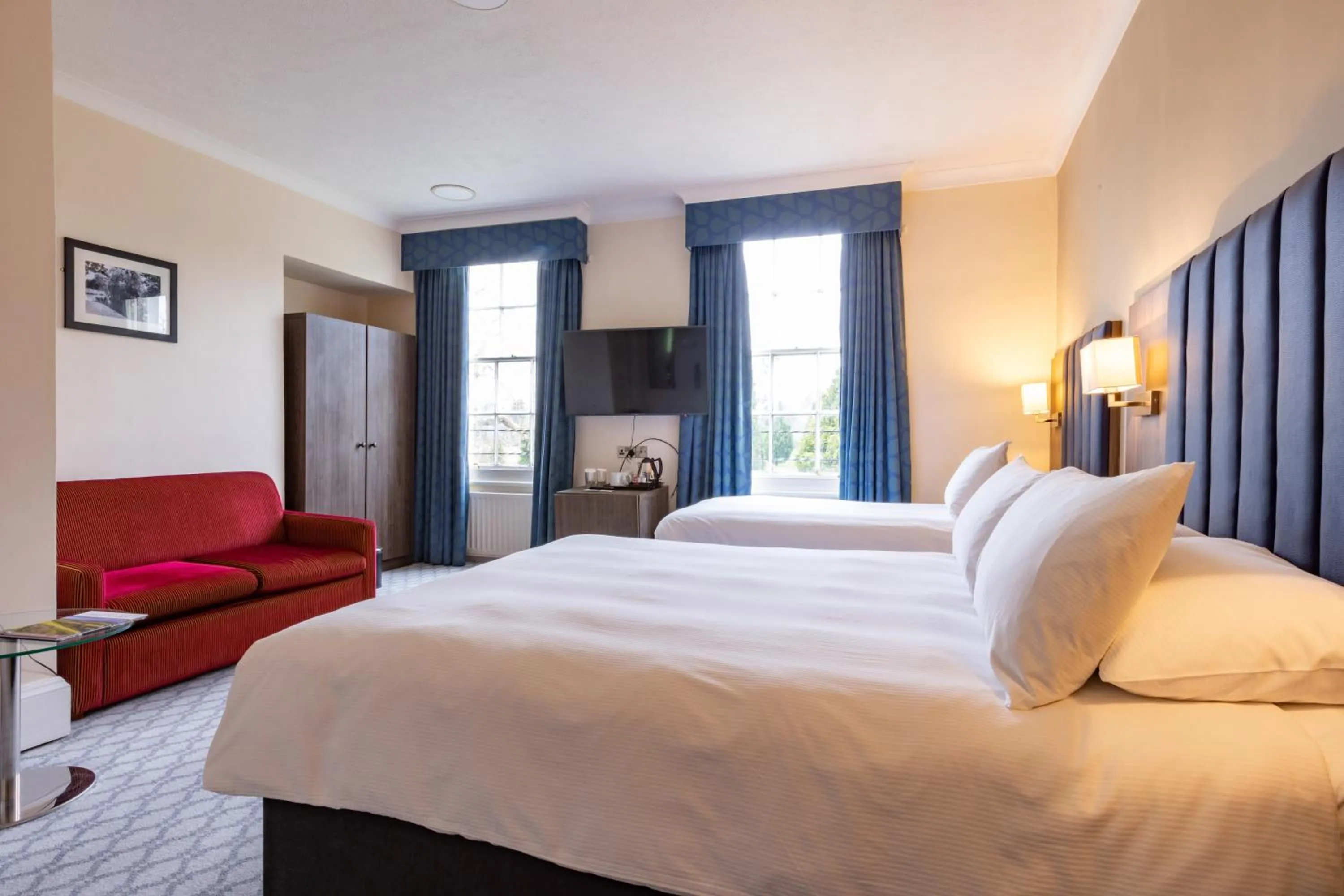 Seating area, Bed in Avisford Park Hotel