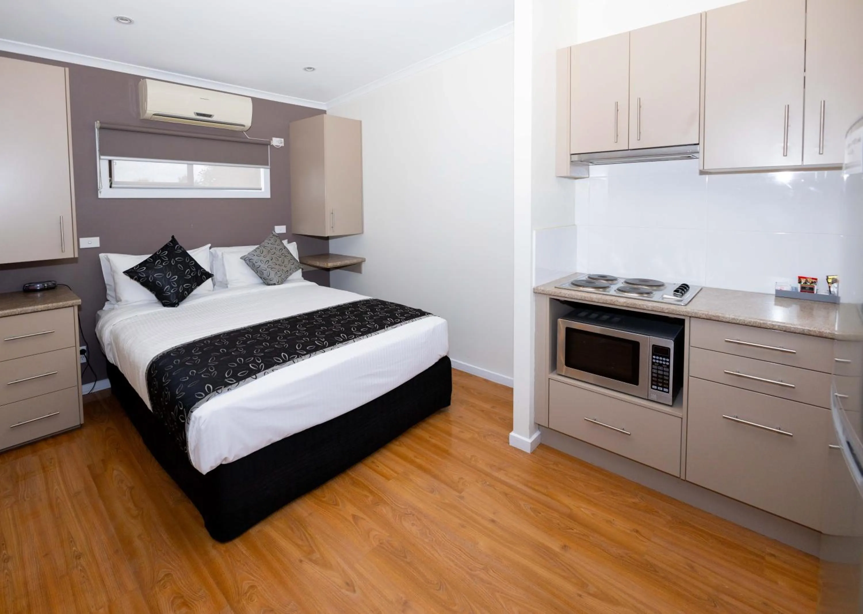 Kitchen or kitchenette, Bed in Airport Tourist Village Melbourne