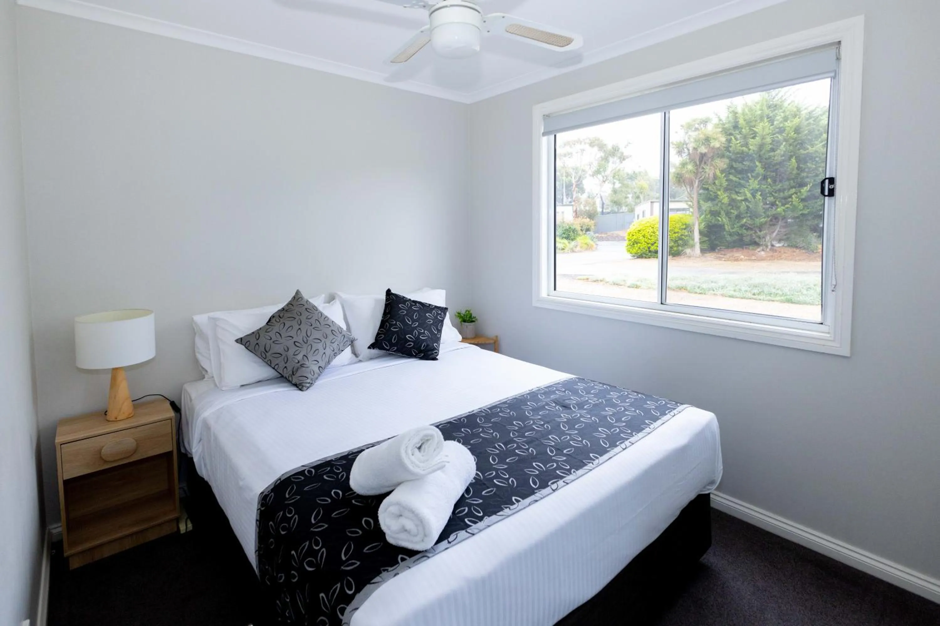 Bedroom, Bed in Airport Tourist Village Melbourne