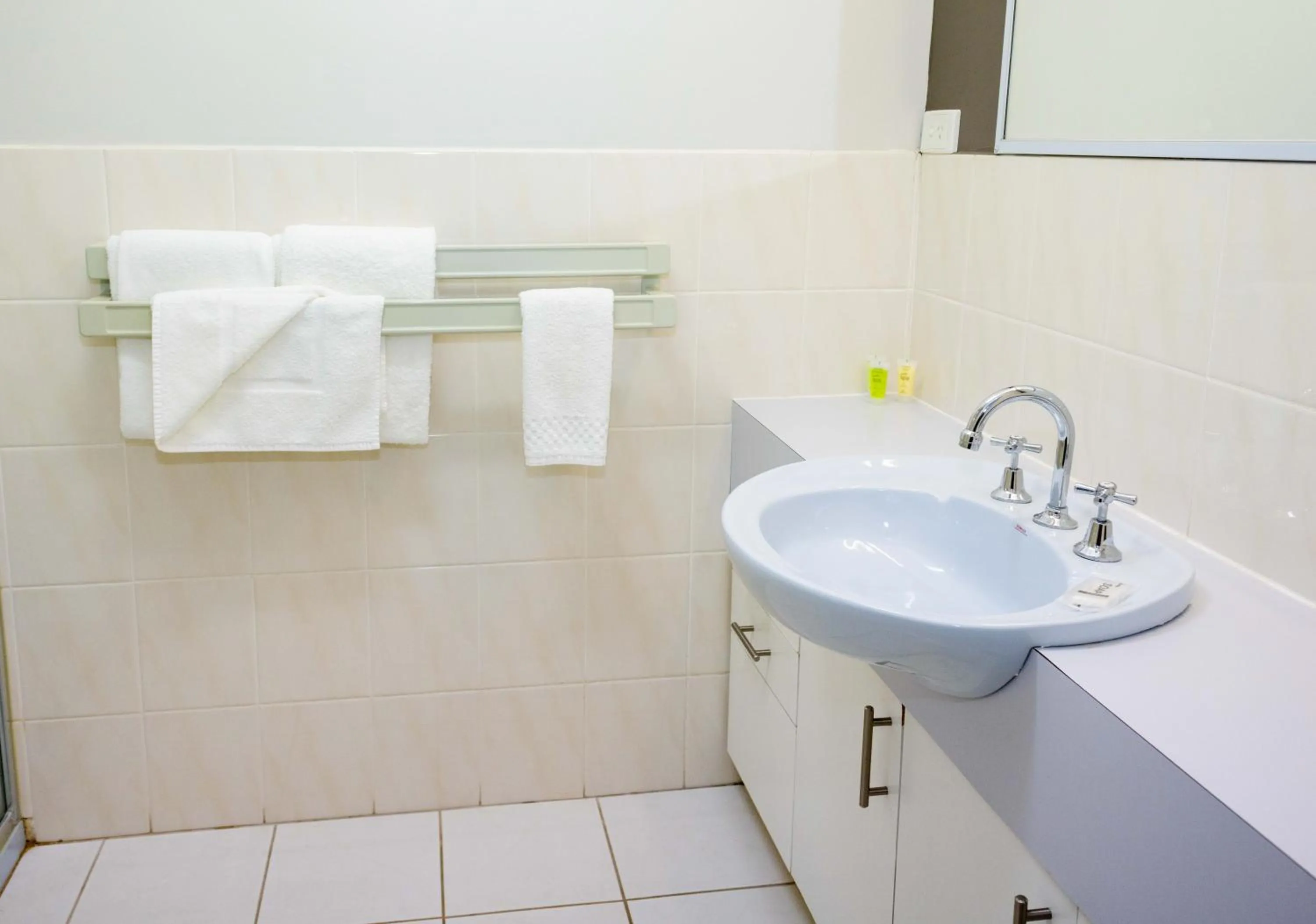 Bathroom in Airport Tourist Village Melbourne