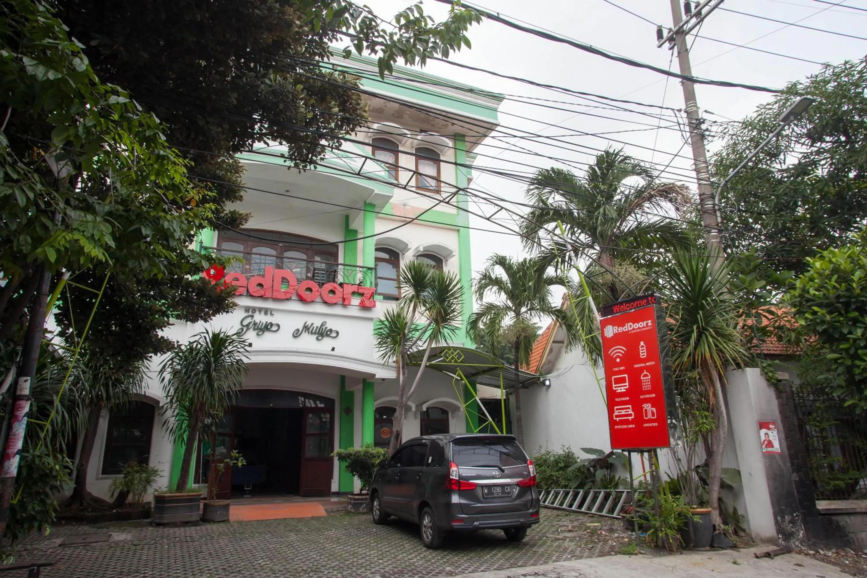 Property logo or sign in RedDoorz @ Genteng Surabaya 2