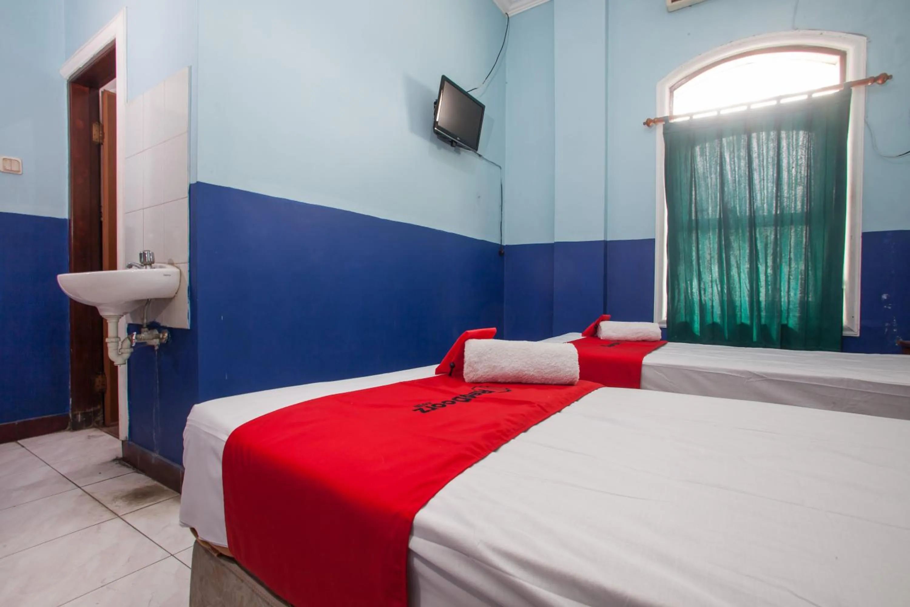 Bedroom, Bed in RedDoorz @ Genteng Surabaya 2