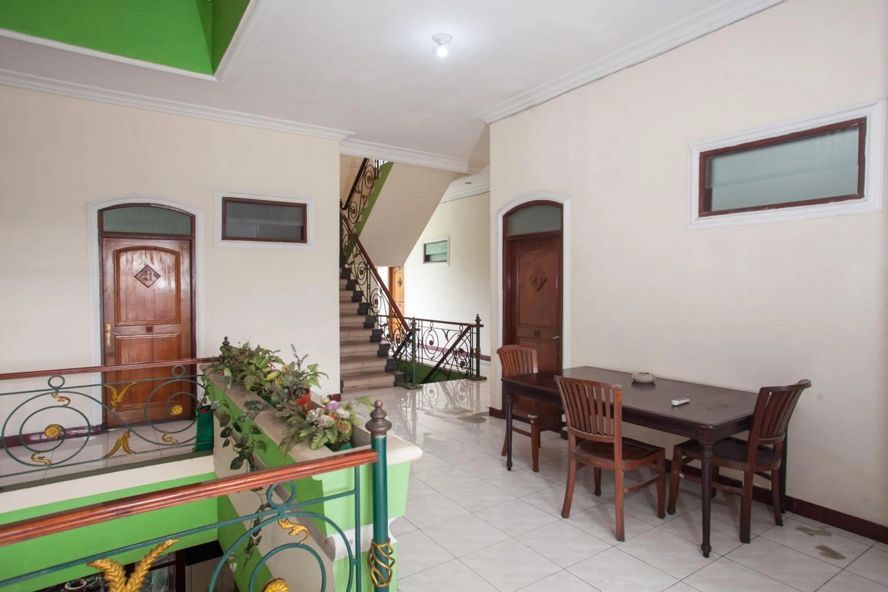 Patio in RedDoorz @ Genteng Surabaya 2