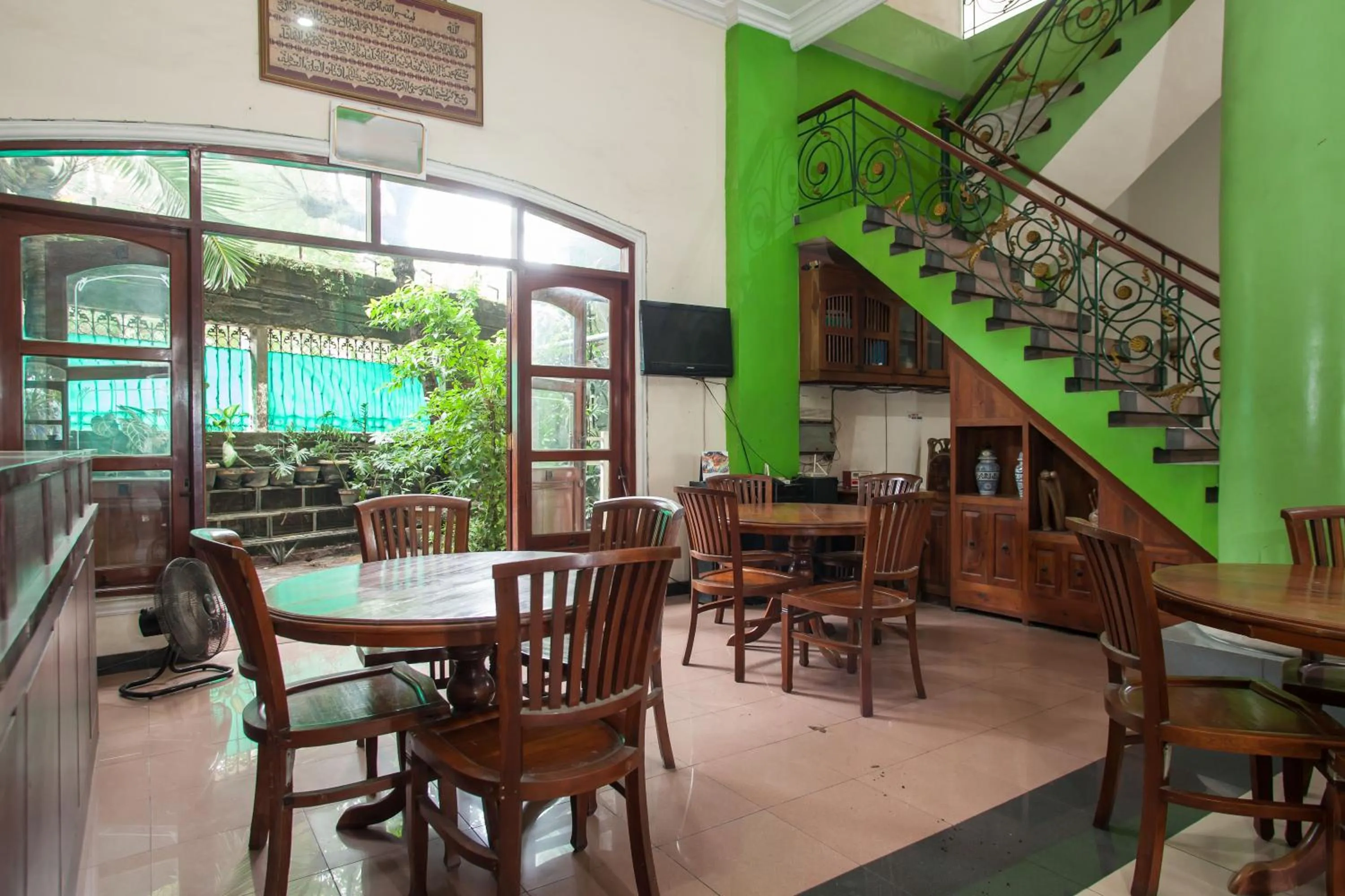 Restaurant/places to eat in RedDoorz @ Genteng Surabaya 2