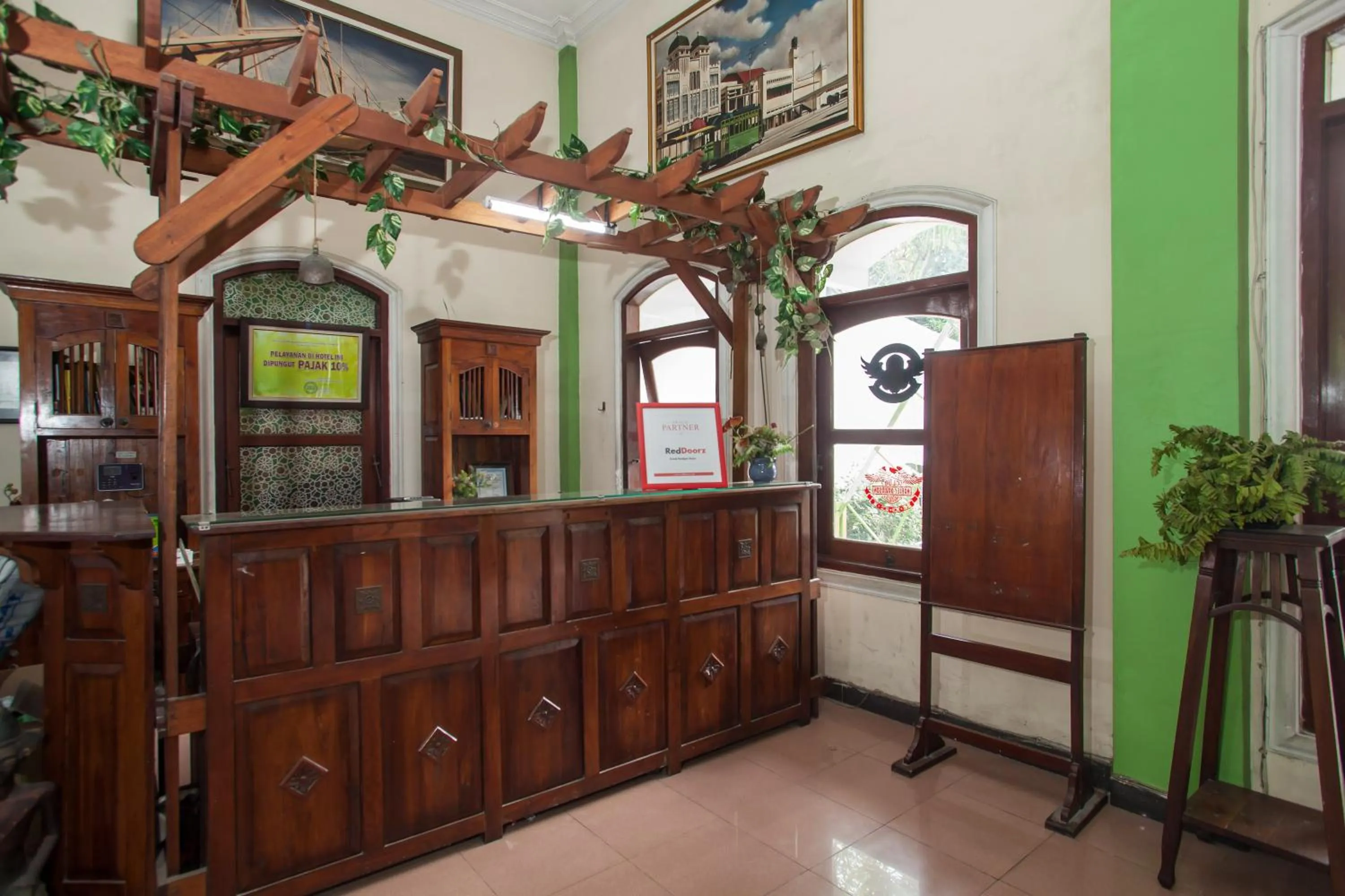 Lobby or reception in RedDoorz @ Genteng Surabaya 2