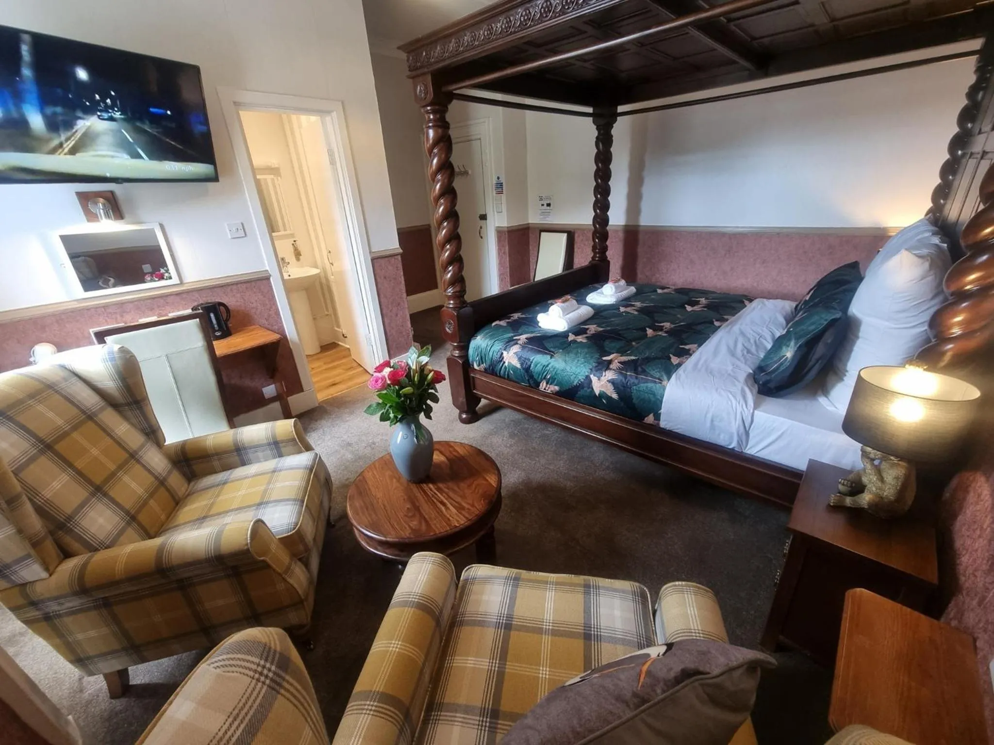 Superior Queen Room in Roy Bridge Hotel